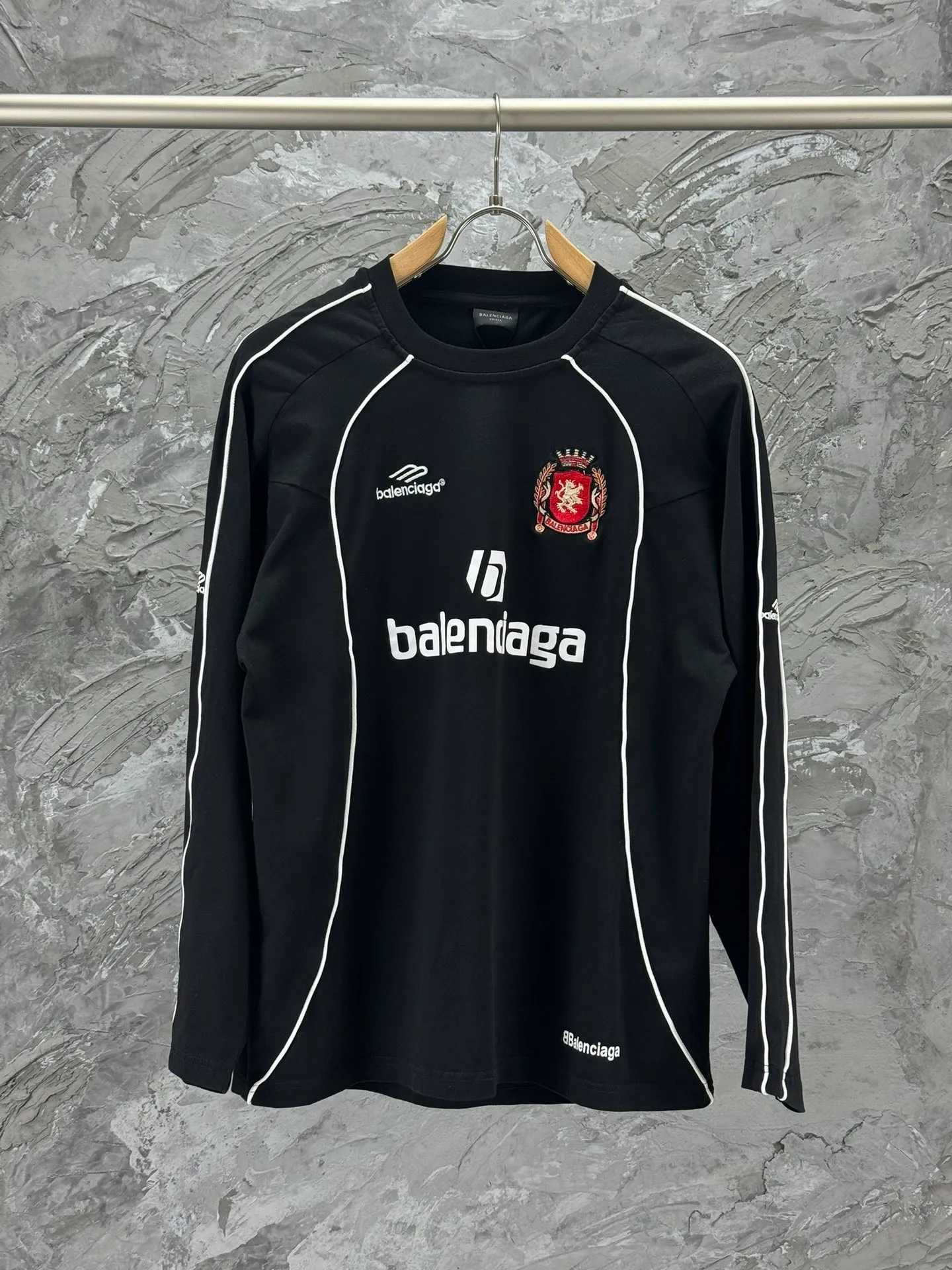 🅿️340 - BALENCI*GA Paris Manchester United co-branded football No. 10 embroidery printed long sleeves, the fabric is made of Paris custom-woven and dyed double-yarn pure cotton fabric. The weight is 280g. The thread is custom-woven and dyed without color difference. The front and rear panels use imported glue screen printing technology + the front and left sleeves use imported Tajima embroidery machine matte light heavy embroidery technology, two high-temperature shaping washes, os dropped shoulders, loose version, same style for men and women! ! -Color: black pink white red -SIZE: XS S M L style number 8606#