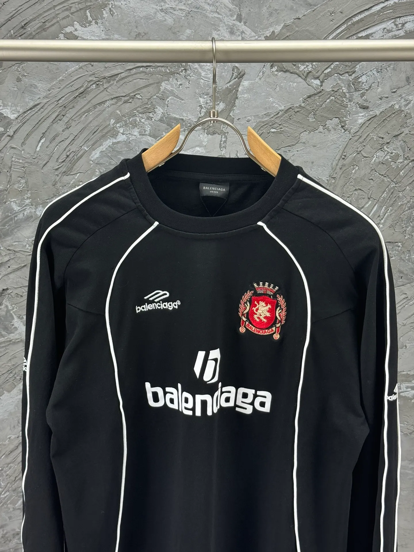 🅿️340 - BALENCI*GA Paris Manchester United co-branded football No. 10 embroidery printed long sleeves, the fabric is made of Paris custom-woven and dyed double-yarn pure cotton fabric. The weight is 280g. The thread is custom-woven and dyed without color difference. The front and rear panels use imported glue screen printing technology + the front and left sleeves use imported Tajima embroidery machine matte light heavy embroidery technology, two high-temperature shaping washes, os dropped shoulders, loose version, same style for men and women! ! -Color: black pink white red -SIZE: XS S M L style number 8606#