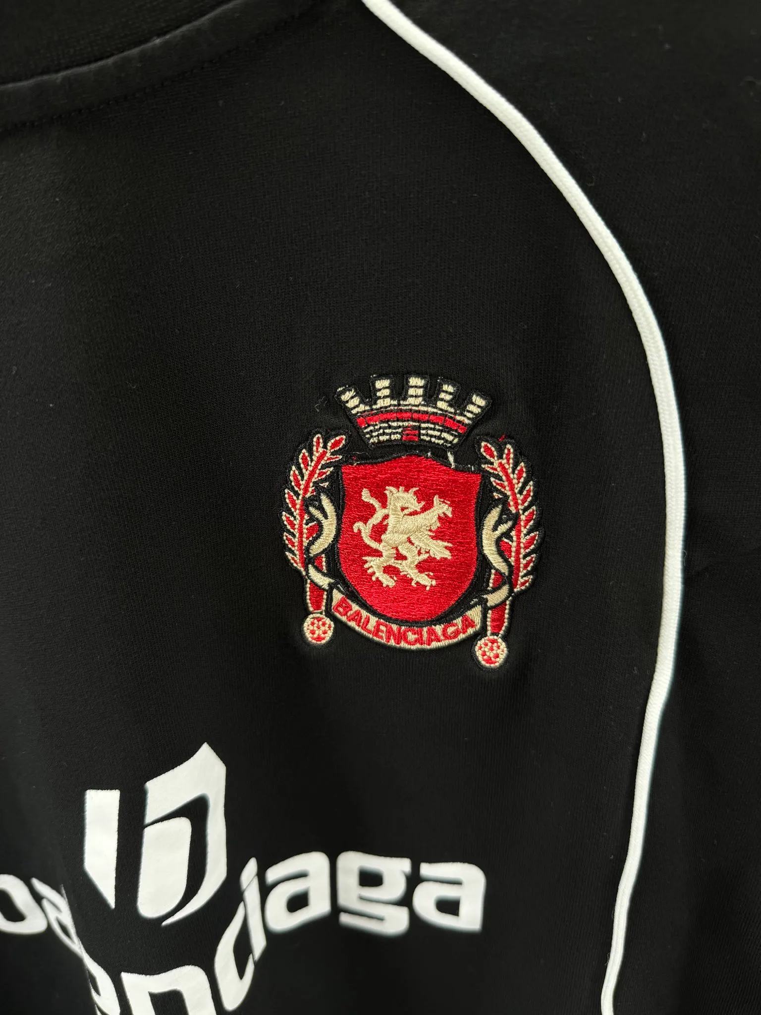 🅿️340 - BALENCI*GA Paris Manchester United co-branded football No. 10 embroidery printed long sleeves, the fabric is made of Paris custom-woven and dyed double-yarn pure cotton fabric. The weight is 280g. The thread is custom-woven and dyed without color difference. The front and rear panels use imported glue screen printing technology + the front and left sleeves use imported Tajima embroidery machine matte light heavy embroidery technology, two high-temperature shaping washes, os dropped shoulders, loose version, same style for men and women! ! -Color: black pink white red -SIZE: XS S M L style number 8606#
