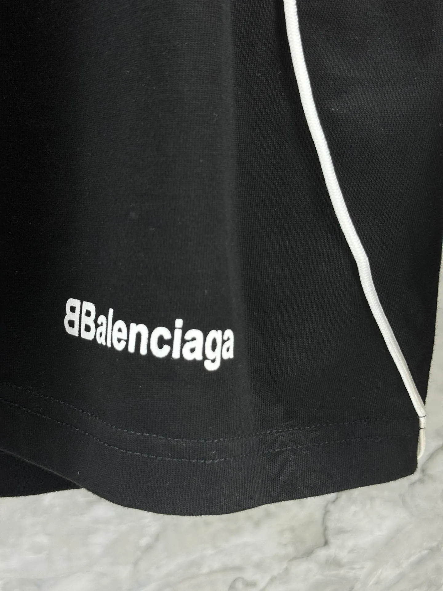 🅿️340 - BALENCI*GA Paris Manchester United co-branded football No. 10 embroidery printed long sleeves, the fabric is made of Paris custom-woven and dyed double-yarn pure cotton fabric. The weight is 280g. The thread is custom-woven and dyed without color difference. The front and rear panels use imported glue screen printing technology + the front and left sleeves use imported Tajima embroidery machine matte light heavy embroidery technology, two high-temperature shaping washes, os dropped shoulders, loose version, same style for men and women! ! -Color: black pink white red -SIZE: XS S M L style number 8606#