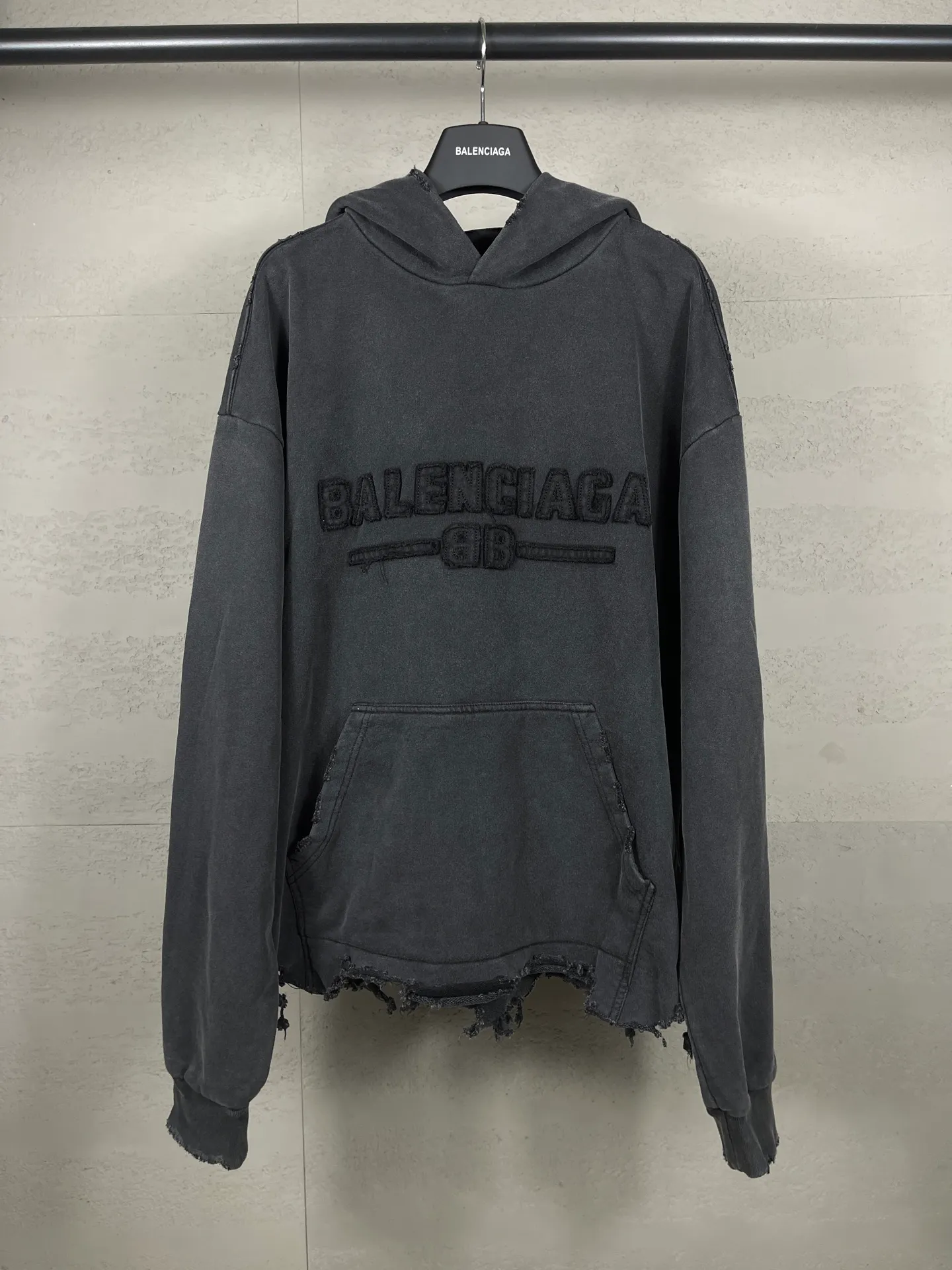 🅿️350 real photos [Top version. Official website quality] BALENCI*GA/Paris #2025 new style washed hooded sweatshirt with letter LOGO chest patch embroidery, ready-to-wear washed, and the hem and cuffs were hand-worn by many people. Full sense of design. Welcome to compare. The fabric is made of Paris ZP custom-woven and dyed cotton. The weight is 460 grams. The cloth surface is clean. The cloth pattern is clear, soft and comfortable. The threads are dyed with no color difference. The classic letter LOGO is embroidered with imported Tajima embroidery machine. The effect is three-dimensional. Restore brick cabinet, adopt OS loose shoulder style. Same style for men and women. Code: BL259919 Color: washed black Size: XS S M L