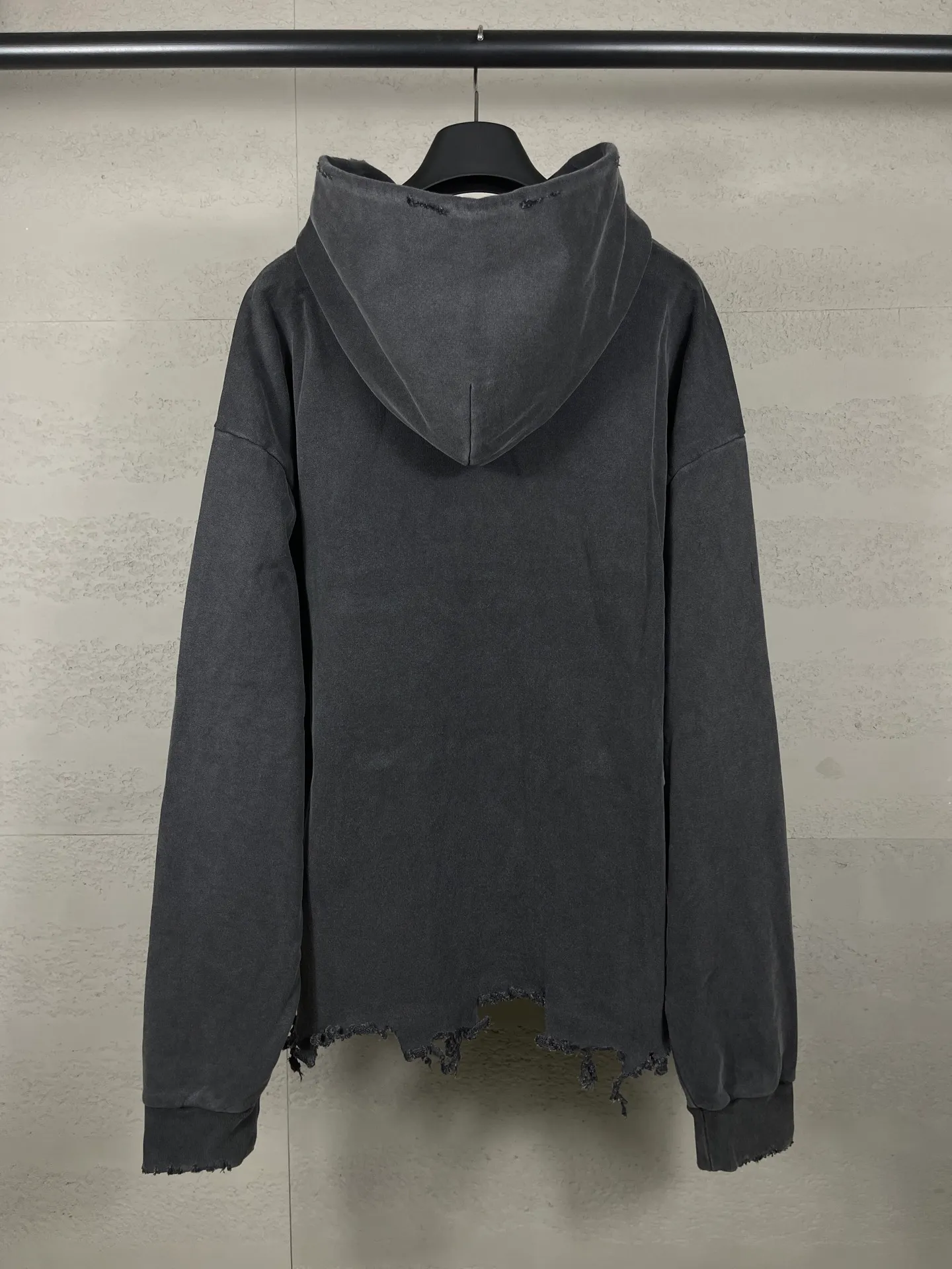 🅿️350 real photos [Top version. Official website quality] BALENCI*GA/Paris #2025 new style washed hooded sweatshirt with letter LOGO chest patch embroidery, ready-to-wear washed, and the hem and cuffs were hand-worn by many people. Full sense of design. Welcome to compare. The fabric is made of Paris ZP custom-woven and dyed cotton. The weight is 460 grams. The cloth surface is clean. The cloth pattern is clear, soft and comfortable. The threads are dyed with no color difference. The classic letter LOGO is embroidered with imported Tajima embroidery machine. The effect is three-dimensional. Restore brick cabinet, adopt OS loose shoulder style. Same style for men and women. Code: BL259919 Color: washed black Size: XS S M L