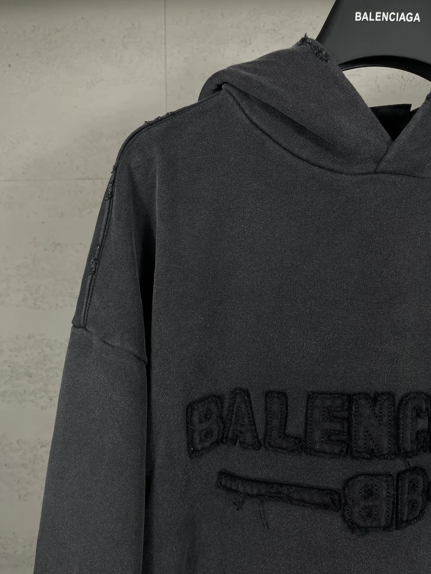 🅿️350 real photos [Top version. Official website quality] BALENCI*GA/Paris #2025 new style washed hooded sweatshirt with letter LOGO chest patch embroidery, ready-to-wear washed, and the hem and cuffs were hand-worn by many people. Full sense of design. Welcome to compare. The fabric is made of Paris ZP custom-woven and dyed cotton. The weight is 460 grams. The cloth surface is clean. The cloth pattern is clear, soft and comfortable. The threads are dyed with no color difference. The classic letter LOGO is embroidered with imported Tajima embroidery machine. The effect is three-dimensional. Restore brick cabinet, adopt OS loose shoulder style. Same style for men and women. Code: BL259919 Color: washed black Size: XS S M L