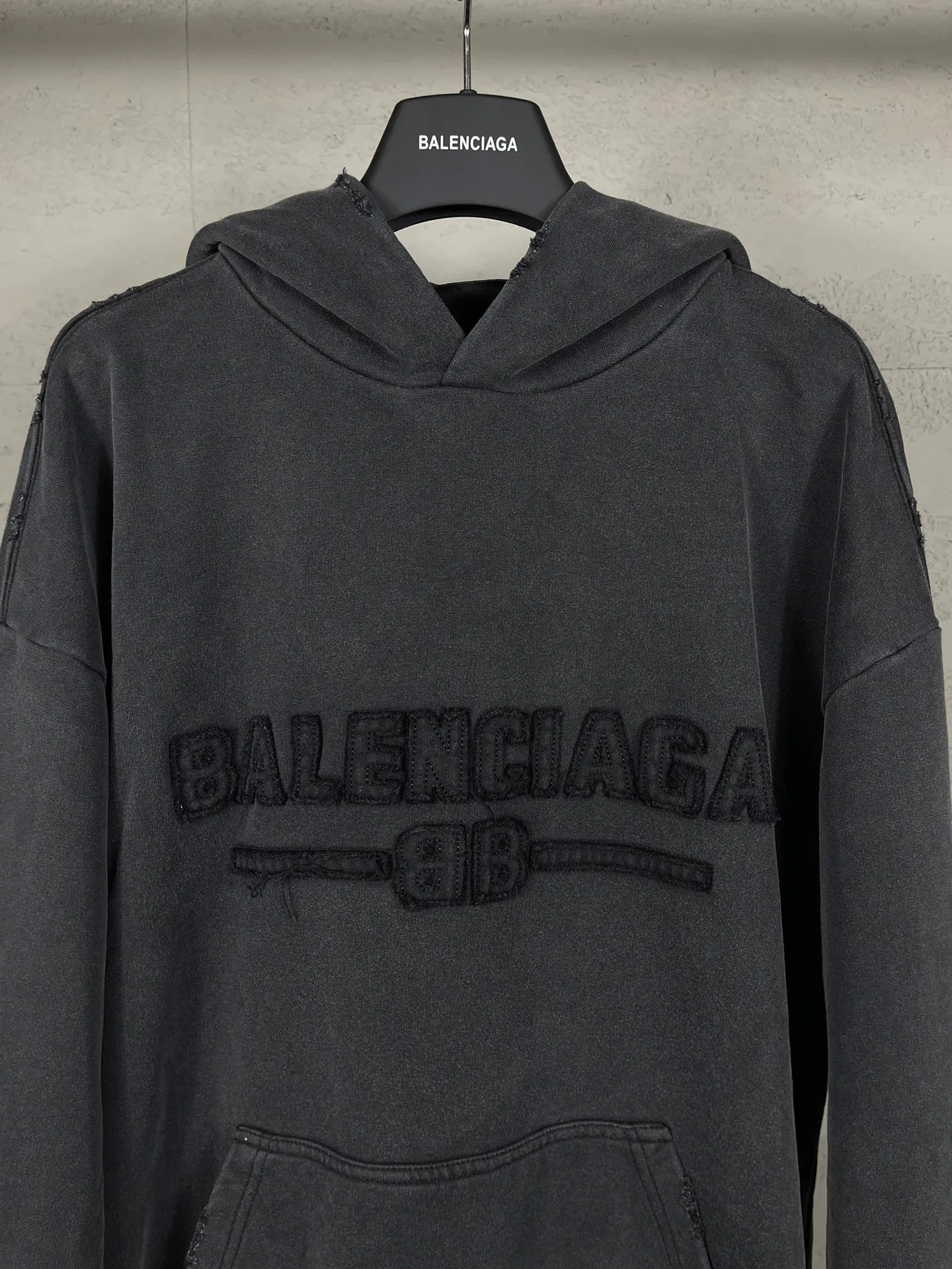 🅿️350 real photos [Top version. Official website quality] BALENCI*GA/Paris #2025 new style washed hooded sweatshirt with letter LOGO chest patch embroidery, ready-to-wear washed, and the hem and cuffs were hand-worn by many people. Full sense of design. Welcome to compare. The fabric is made of Paris ZP custom-woven and dyed cotton. The weight is 460 grams. The cloth surface is clean. The cloth pattern is clear, soft and comfortable. The threads are dyed with no color difference. The classic letter LOGO is embroidered with imported Tajima embroidery machine. The effect is three-dimensional. Restore brick cabinet, adopt OS loose shoulder style. Same style for men and women. Code: BL259919 Color: washed black Size: XS S M L