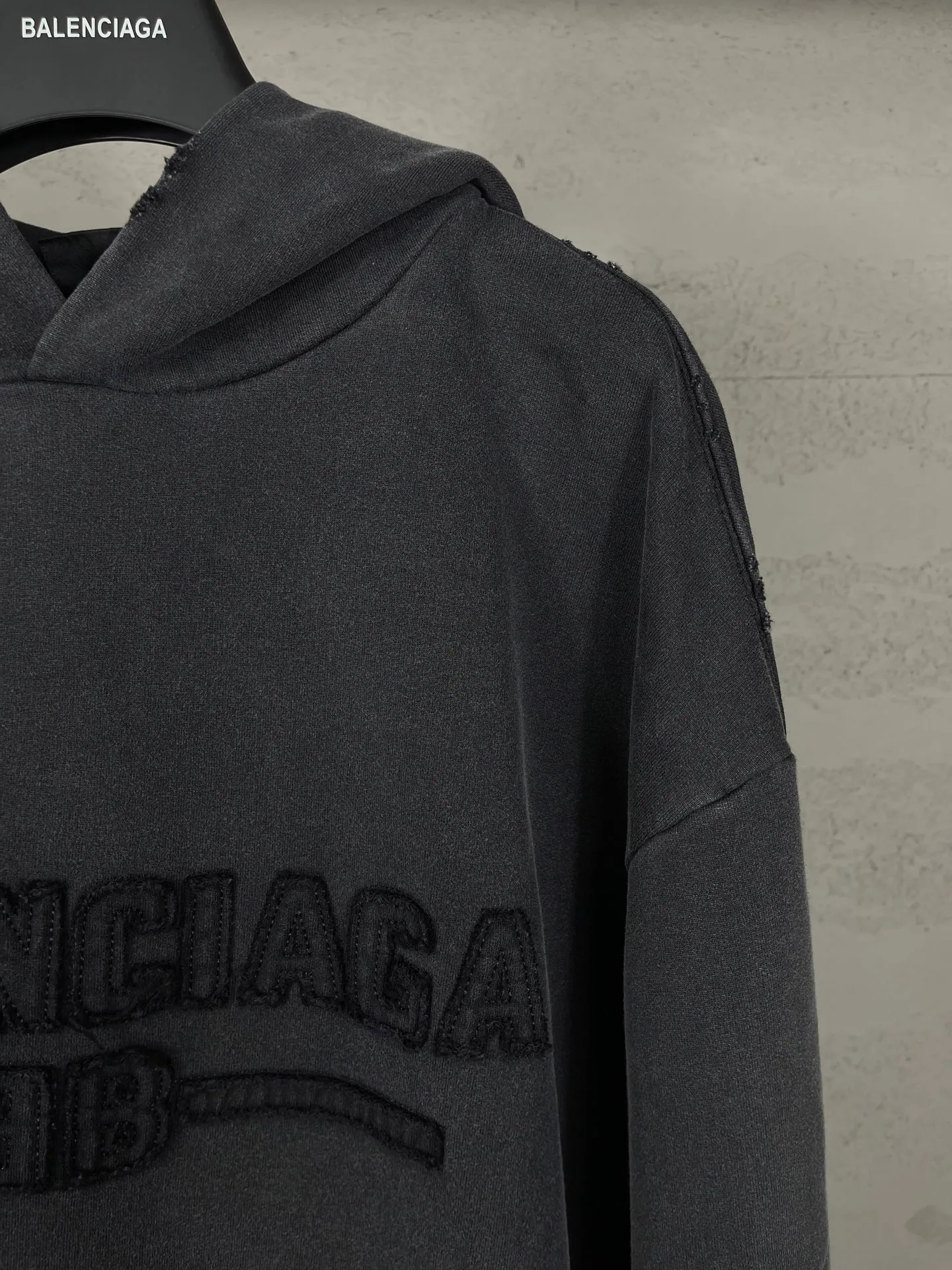🅿️350 real photos [Top version. Official website quality] BALENCI*GA/Paris #2025 new style washed hooded sweatshirt with letter LOGO chest patch embroidery, ready-to-wear washed, and the hem and cuffs were hand-worn by many people. Full sense of design. Welcome to compare. The fabric is made of Paris ZP custom-woven and dyed cotton. The weight is 460 grams. The cloth surface is clean. The cloth pattern is clear, soft and comfortable. The threads are dyed with no color difference. The classic letter LOGO is embroidered with imported Tajima embroidery machine. The effect is three-dimensional. Restore brick cabinet, adopt OS loose shoulder style. Same style for men and women. Code: BL259919 Color: washed black Size: XS S M L