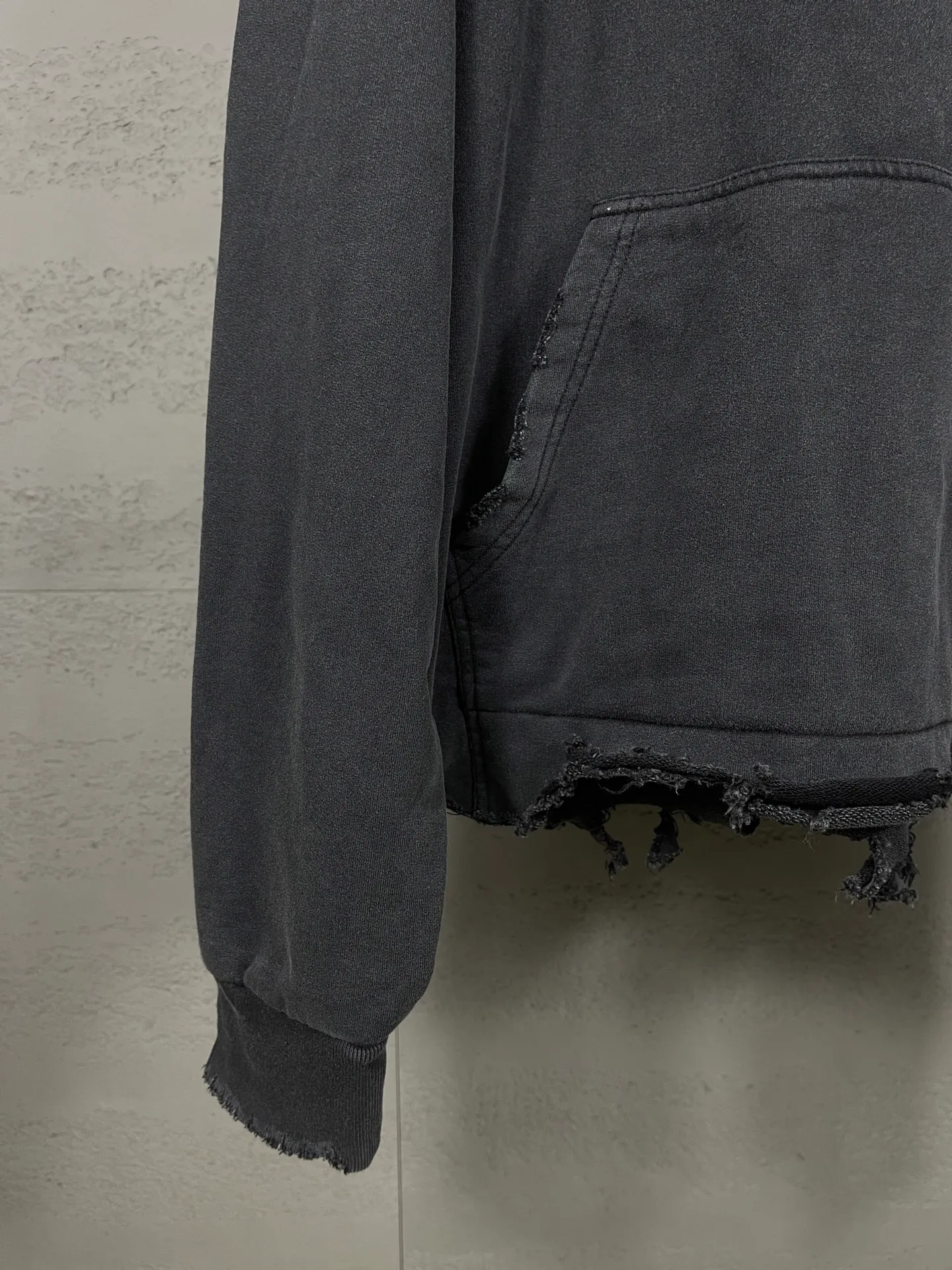 🅿️350 real photos [Top version. Official website quality] BALENCI*GA/Paris #2025 new style washed hooded sweatshirt with letter LOGO chest patch embroidery, ready-to-wear washed, and the hem and cuffs were hand-worn by many people. Full sense of design. Welcome to compare. The fabric is made of Paris ZP custom-woven and dyed cotton. The weight is 460 grams. The cloth surface is clean. The cloth pattern is clear, soft and comfortable. The threads are dyed with no color difference. The classic letter LOGO is embroidered with imported Tajima embroidery machine. The effect is three-dimensional. Restore brick cabinet, adopt OS loose shoulder style. Same style for men and women. Code: BL259919 Color: washed black Size: XS S M L