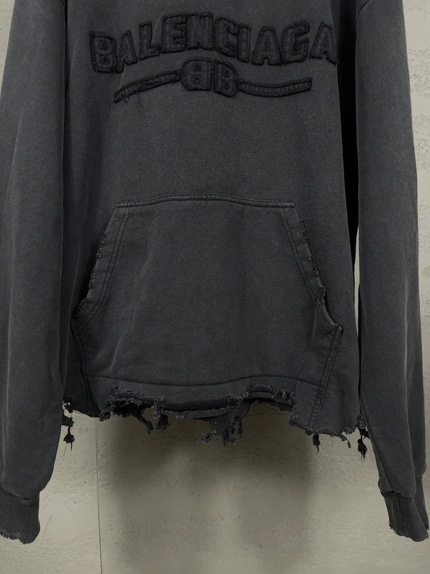 🅿️350 real photos [Top version. Official website quality] BALENCI*GA/Paris #2025 new style washed hooded sweatshirt with letter LOGO chest patch embroidery, ready-to-wear washed, and the hem and cuffs were hand-worn by many people. Full sense of design. Welcome to compare. The fabric is made of Paris ZP custom-woven and dyed cotton. The weight is 460 grams. The cloth surface is clean. The cloth pattern is clear, soft and comfortable. The threads are dyed with no color difference. The classic letter LOGO is embroidered with imported Tajima embroidery machine. The effect is three-dimensional. Restore brick cabinet, adopt OS loose shoulder style. Same style for men and women. Code: BL259919 Color: washed black Size: XS S M L