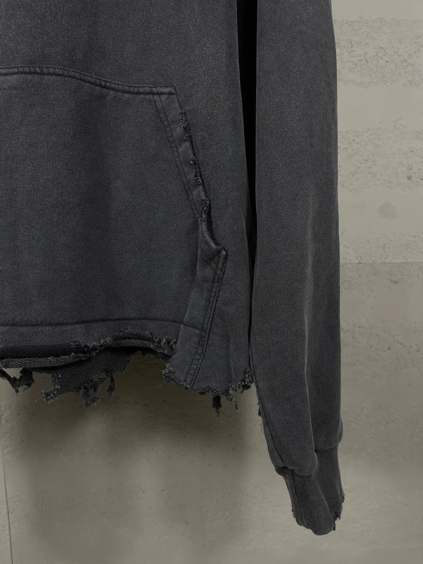 🅿️350 real photos [Top version. Official website quality] BALENCI*GA/Paris #2025 new style washed hooded sweatshirt with letter LOGO chest patch embroidery, ready-to-wear washed, and the hem and cuffs were hand-worn by many people. Full sense of design. Welcome to compare. The fabric is made of Paris ZP custom-woven and dyed cotton. The weight is 460 grams. The cloth surface is clean. The cloth pattern is clear, soft and comfortable. The threads are dyed with no color difference. The classic letter LOGO is embroidered with imported Tajima embroidery machine. The effect is three-dimensional. Restore brick cabinet, adopt OS loose shoulder style. Same style for men and women. Code: BL259919 Color: washed black Size: XS S M L