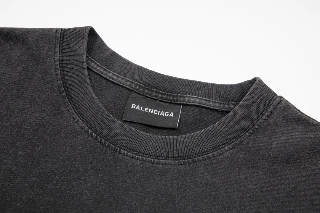 🅿️174 Detailed picture [Top version. Official website quality] BALENCI*GA/Paris #XXXL embroidered short-sleeved T-shirt# The fabric is made of Paris ZP custom-woven and dyed cotton double yarn. Weighing 260 grams, the cloth surface is clean. The cloth pattern is clear, soft and comfortable. The color fastness is good. It is not easy to change color. The threads are dyed with no color difference. The classic pattern embroidery uses an imported embroidery machine, and the embroidery thread color is the original color. The letters are clear. The three-dimensional effect is strong. The embroidery is precise. Garments are washed in heavy water. Different market currencies, welcome to compare. The version adopts OS loose shoulder design. Same style for men and women. Code: BL223009 Color: Lime, washed black Size: XS S M L