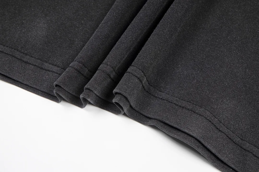 🅿️174 Detailed picture [Top version. Official website quality] BALENCI*GA/Paris #XXXL embroidered short-sleeved T-shirt# The fabric is made of Paris ZP custom-woven and dyed cotton double yarn. Weighing 260 grams, the cloth surface is clean. The cloth pattern is clear, soft and comfortable. The color fastness is good. It is not easy to change color. The threads are dyed with no color difference. The classic pattern embroidery uses an imported embroidery machine, and the embroidery thread color is the original color. The letters are clear. The three-dimensional effect is strong. The embroidery is precise. Garments are washed in heavy water. Different market currencies, welcome to compare. The version adopts OS loose shoulder design. Same style for men and women. Code: BL223009 Color: Lime, washed black Size: XS S M L