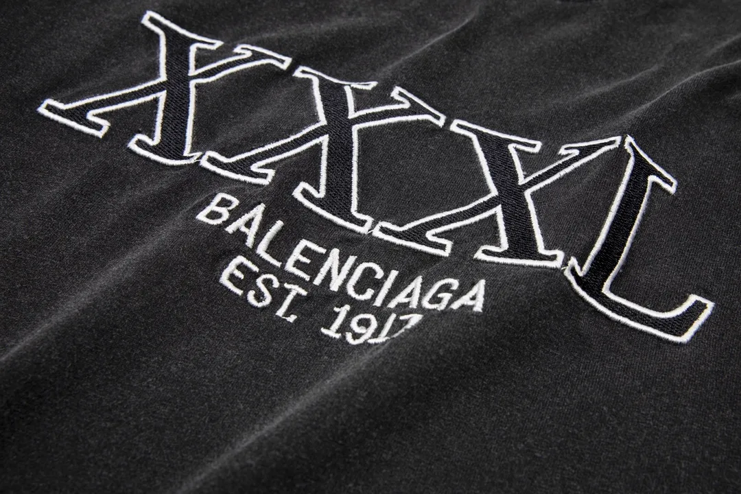 🅿️174 Detailed picture [Top version. Official website quality] BALENCI*GA/Paris #XXXL embroidered short-sleeved T-shirt# The fabric is made of Paris ZP custom-woven and dyed cotton double yarn. Weighing 260 grams, the cloth surface is clean. The cloth pattern is clear, soft and comfortable. The color fastness is good. It is not easy to change color. The threads are dyed with no color difference. The classic pattern embroidery uses an imported embroidery machine, and the embroidery thread color is the original color. The letters are clear. The three-dimensional effect is strong. The embroidery is precise. Garments are washed in heavy water. Different market currencies, welcome to compare. The version adopts OS loose shoulder design. Same style for men and women. Code: BL223009 Color: Lime, washed black Size: XS S M L