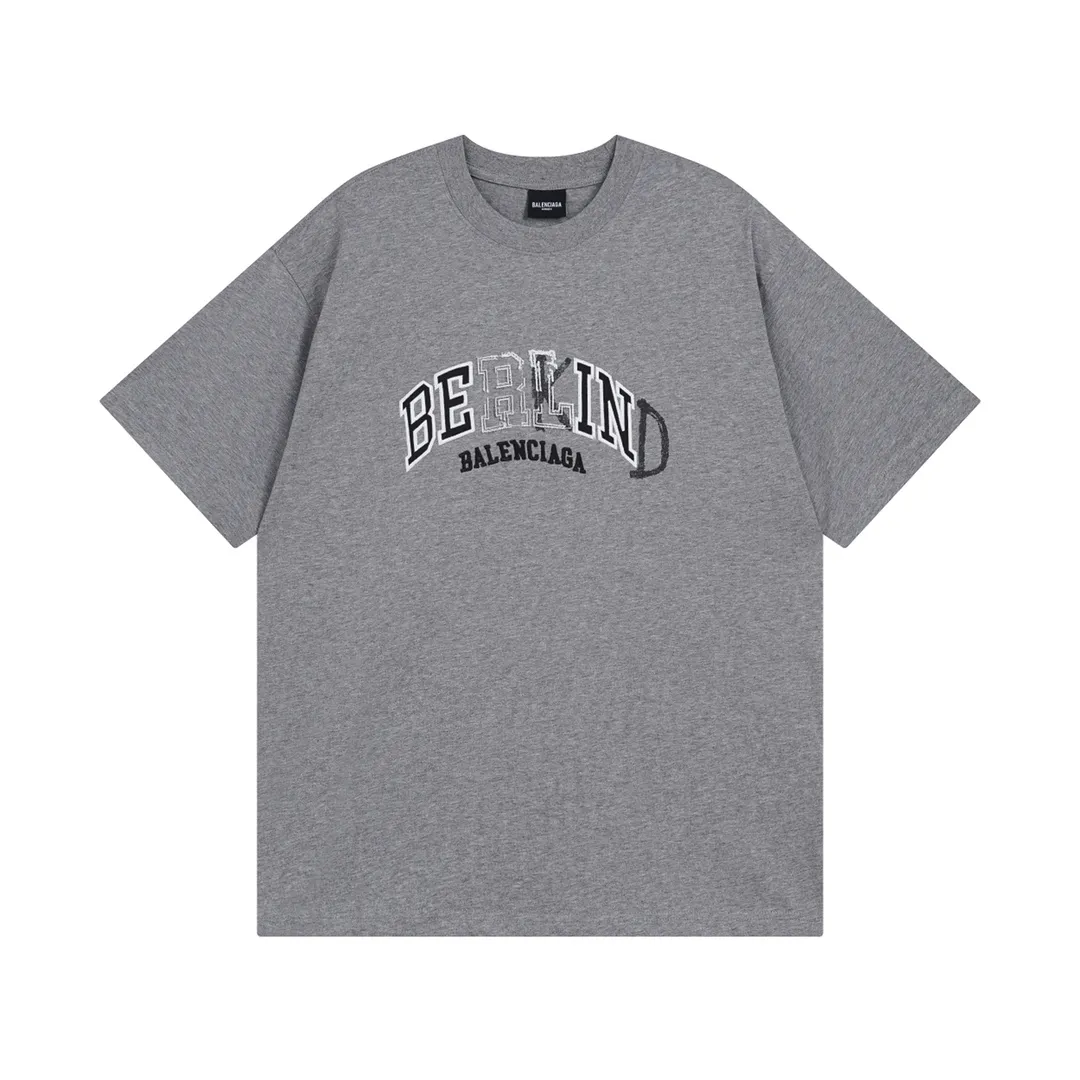 🅿️200 real photos [Top version. Official website quality] BALENCI*GA/Paris BALENCI*GA#2024 latest model, classic letter LOGO graffiti. Toothbrush embroidery short-sleeved T-shirt. Brick cabinet synchronization. Genuine products are developed and developed in the first time. Welcome to compare! The fabric is made of Paris ZP custom-woven and dyed 100% cotton double-yarn compact cotton. The weight is 260 grams. The cloth surface is clean. The cloth pattern is clear. It is soft and comfortable. It has good color fastness and is not easy to change color. The threads are woven and dyed with no color difference. The embroidery is done using imported Tajima embroidery machines. Super 12W needle and thread, three-dimensional effect, clear lines. No burrs and miscellaneous threads, ultra-high craftsmanship embroidery. The version adopts OS loose shoulder style. Same style for men and women. Code: BL223212 Color: dark blue gray. Floral gray Size: XS to L