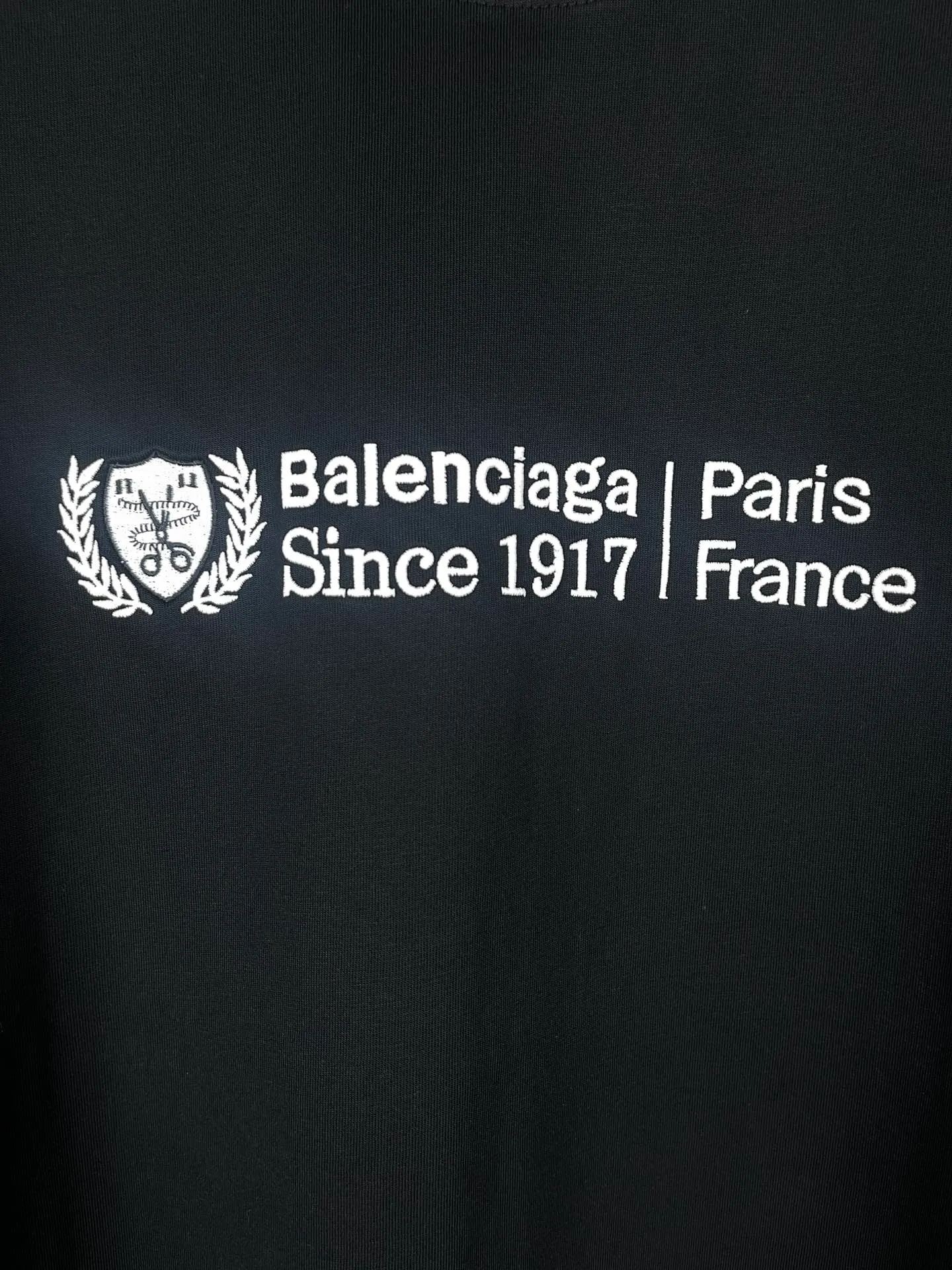 🅿️170 real shots [Top version. Official website quality] BALENCI*GA/Paris. 2025 new model. The wheat ear scissors badge is embroidered on the front. The brick cabinet is synchronized. The genuine product is developed at the first time. Please print and compare! The fabric is made of Paris ZP custom-woven and dyed cotton with double yarn. Weighing 260 grams, the cloth surface is clean. The cloth pattern is clear, soft and comfortable. The threads are dyed with no color difference. The embroidery uses imported Tajima embroidery machines. The letters are clear and the effect is three-dimensional. The entire garment is worn and distressed. The version adopts OS loose shoulder design. Same style for men and women. Code: BL253620 Color: Black Size: XS S M L