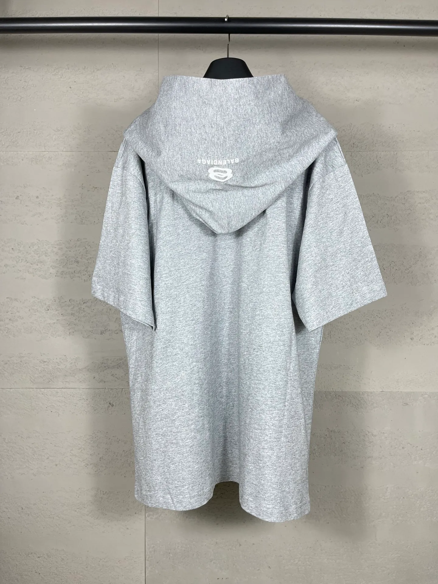 🅿️260 real photos [Top version. Official website quality] BALENCI*GA/Paris #2024 new style fake two-piece hooded embroidered short-sleeved T-shirt #2024 spring and summer brick cabinet synchronization. Welcome to compare. Hooded and sleeved. Super fashionable. The fabric is made of Paris ZP custom-woven and dyed cotton double yarn. The weight is 260 grams. The cloth surface is clean. The cloth pattern is clear, soft and comfortable. The threads are dyed with no color difference. The classic LOGO is embroidered with imported Tajima embroidery machine. The letters are clear and the effect is three-dimensional. Ready-to-wear hand-painted graffiti distressed. Extra heavy craftsmanship. Restore the brick cabinet, adopt the OS loose shoulder style. Same style for men and women. Code: BL225051 Color: black, floral gray Size: XS S M L