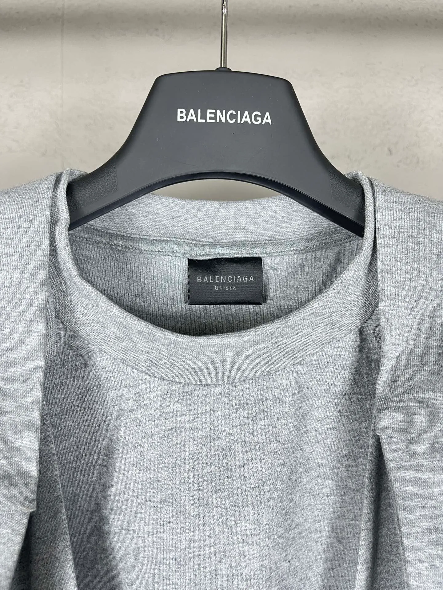 🅿️260 real photos [Top version. Official website quality] BALENCI*GA/Paris #2024 new style fake two-piece hooded embroidered short-sleeved T-shirt #2024 spring and summer brick cabinet synchronization. Welcome to compare. Hooded and sleeved. Super fashionable. The fabric is made of Paris ZP custom-woven and dyed cotton double yarn. The weight is 260 grams. The cloth surface is clean. The cloth pattern is clear, soft and comfortable. The threads are dyed with no color difference. The classic LOGO is embroidered with imported Tajima embroidery machine. The letters are clear and the effect is three-dimensional. Ready-to-wear hand-painted graffiti distressed. Extra heavy craftsmanship. Restore the brick cabinet, adopt the OS loose shoulder style. Same style for men and women. Code: BL225051 Color: black, floral gray Size: XS S M L