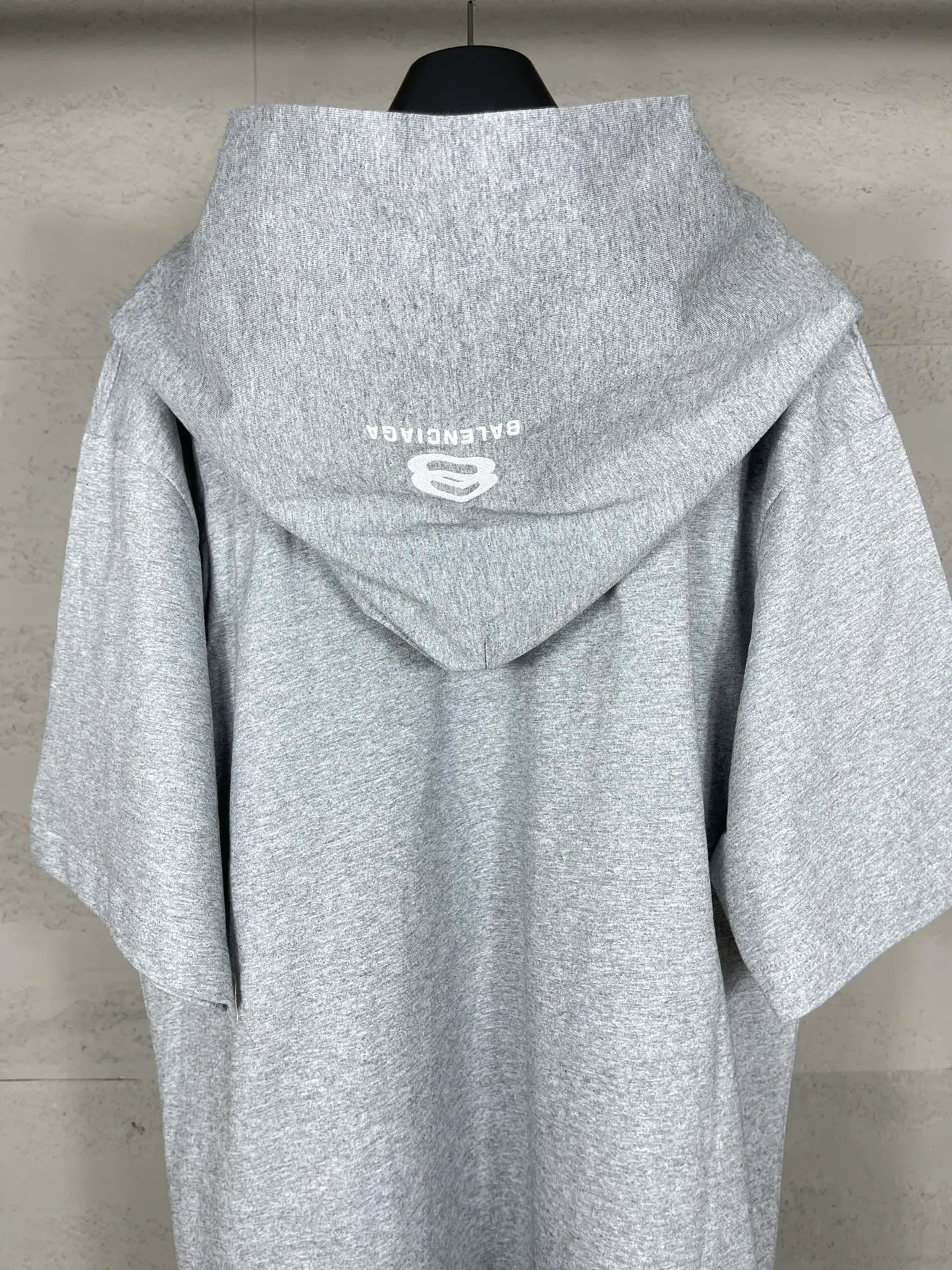 🅿️260 real photos [Top version. Official website quality] BALENCI*GA/Paris #2024 new style fake two-piece hooded embroidered short-sleeved T-shirt #2024 spring and summer brick cabinet synchronization. Welcome to compare. Hooded and sleeved. Super fashionable. The fabric is made of Paris ZP custom-woven and dyed cotton double yarn. The weight is 260 grams. The cloth surface is clean. The cloth pattern is clear, soft and comfortable. The threads are dyed with no color difference. The classic LOGO is embroidered with imported Tajima embroidery machine. The letters are clear and the effect is three-dimensional. Ready-to-wear hand-painted graffiti distressed. Extra heavy craftsmanship. Restore the brick cabinet, adopt the OS loose shoulder style. Same style for men and women. Code: BL225051 Color: black, floral gray Size: XS S M L