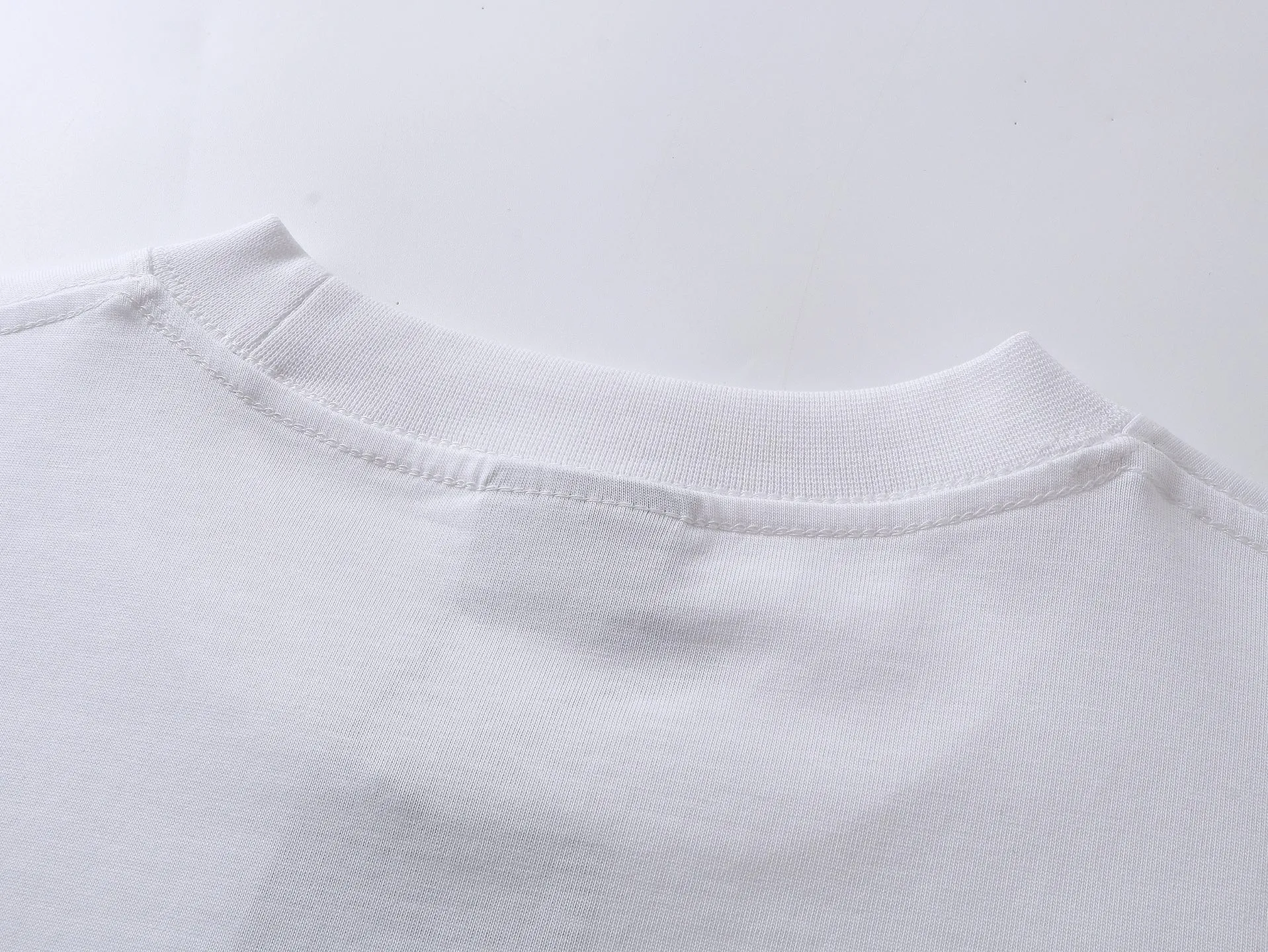 🅿️170 real photos [Top version. Official website quality] BALENCI*GA/Paris. SS25 latest model, Paris new LOGO printed short-sleeved T-shirt. Brick cabinet synchronization. Genuine product developed at the first time, welcome to compare! The fabric is made of Paris ZP custom-woven and dyed cotton double yarn. Weighing 260 grams, the cloth surface is clean. The cloth pattern is clear, soft and comfortable. The threads are dyed with no color difference. The printing uses environmentally friendly imported rubber paddles. The letters are clear and the effect is three-dimensional. The version adopts OS loose shoulder design. Same style for men and women. Code: BL253705 Color: black, green, white Size: XS S M L