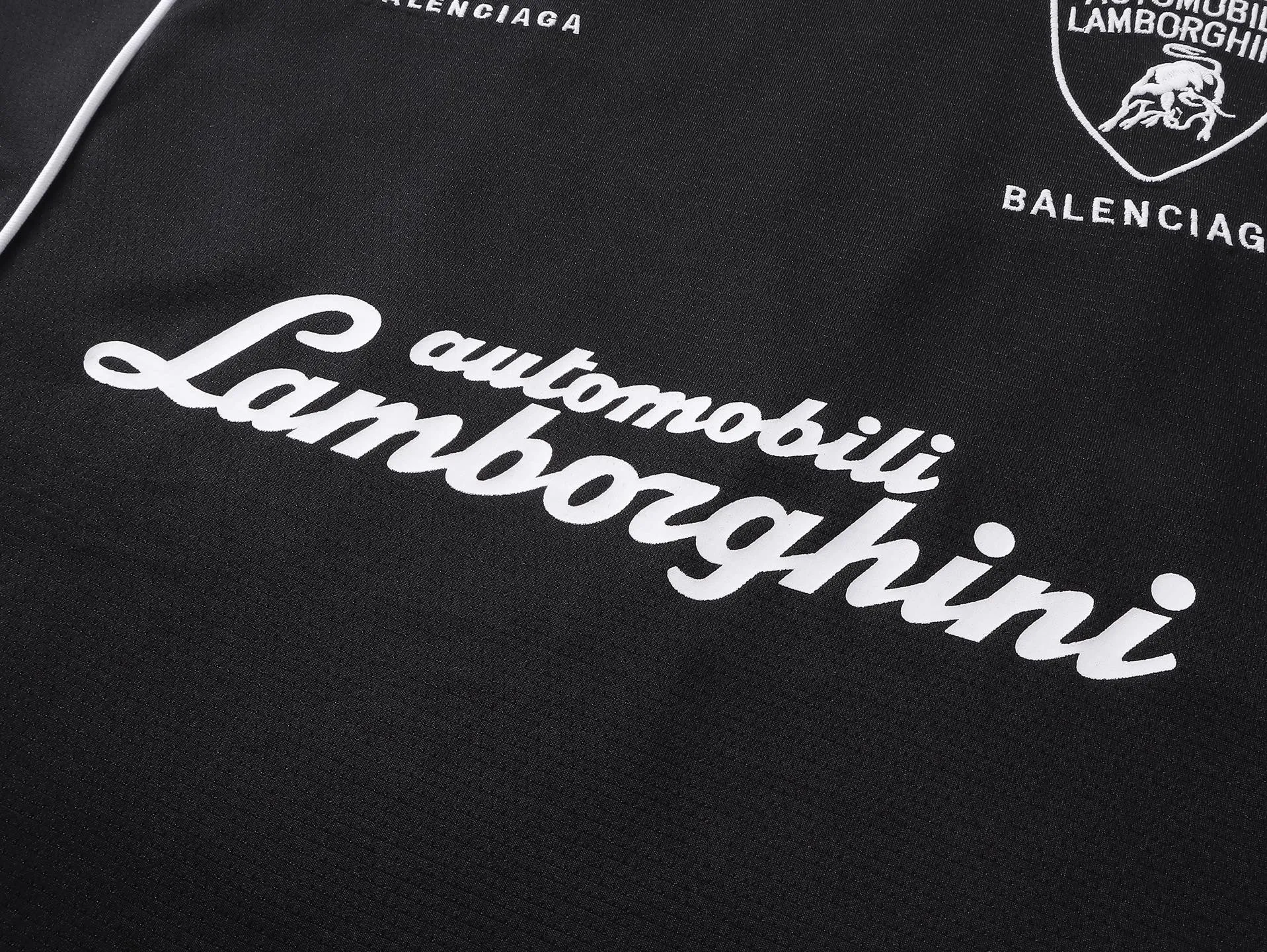 🅿️226 Actual pictures [Top version. Official website quality] BALENCI*GA/Paris co-branded Lamborghini jersey, printed embroidery on the front and back, embroidered on the left and right sleeves, multi-position short-sleeved T-shirt #overweight craftsmanship. SS25 latest model. Research and development at the first time, different market currencies. Comparisons welcome. The fabric is made of custom-woven sports fabric that absorbs moisture and is comfortable and dry. Whether you are doing sports or fitness or going out on the street every day, you can easily become the center of attention. Stretch ribbing at neckline. Weighing 260 grams, the cloth surface is clean. The cloth pattern is clear, soft and comfortable. The threads are dyed with no color difference. The printing uses imported environmentally friendly rubber paddles. The embroidery is done using imported Tajima embroidery machines. The pattern letters are clear, three-dimensional and without burrs. Jubie market produces pictures based on pictures. Welcome to compare. The version adopts OS loose shoulder design. Same style for men and women. Code: BL253691 Color: black, white Size: XS S M L