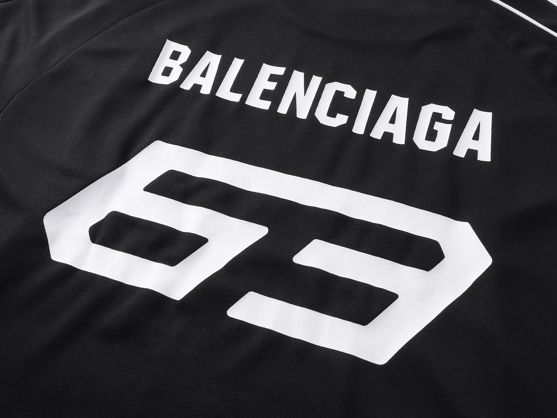 🅿️226 Actual pictures [Top version. Official website quality] BALENCI*GA/Paris co-branded Lamborghini jersey, printed embroidery on the front and back, embroidered on the left and right sleeves, multi-position short-sleeved T-shirt #overweight craftsmanship. SS25 latest model. Research and development at the first time, different market currencies. Comparisons welcome. The fabric is made of custom-woven sports fabric that absorbs moisture and is comfortable and dry. Whether you are doing sports or fitness or going out on the street every day, you can easily become the center of attention. Stretch ribbing at neckline. Weighing 260 grams, the cloth surface is clean. The cloth pattern is clear, soft and comfortable. The threads are dyed with no color difference. The printing uses imported environmentally friendly rubber paddles. The embroidery is done using imported Tajima embroidery machines. The pattern letters are clear, three-dimensional and without burrs. Jubie market produces pictures based on pictures. Welcome to compare. The version adopts OS loose shoulder design. Same style for men and women. Code: BL253691 Color: black, white Size: XS S M L