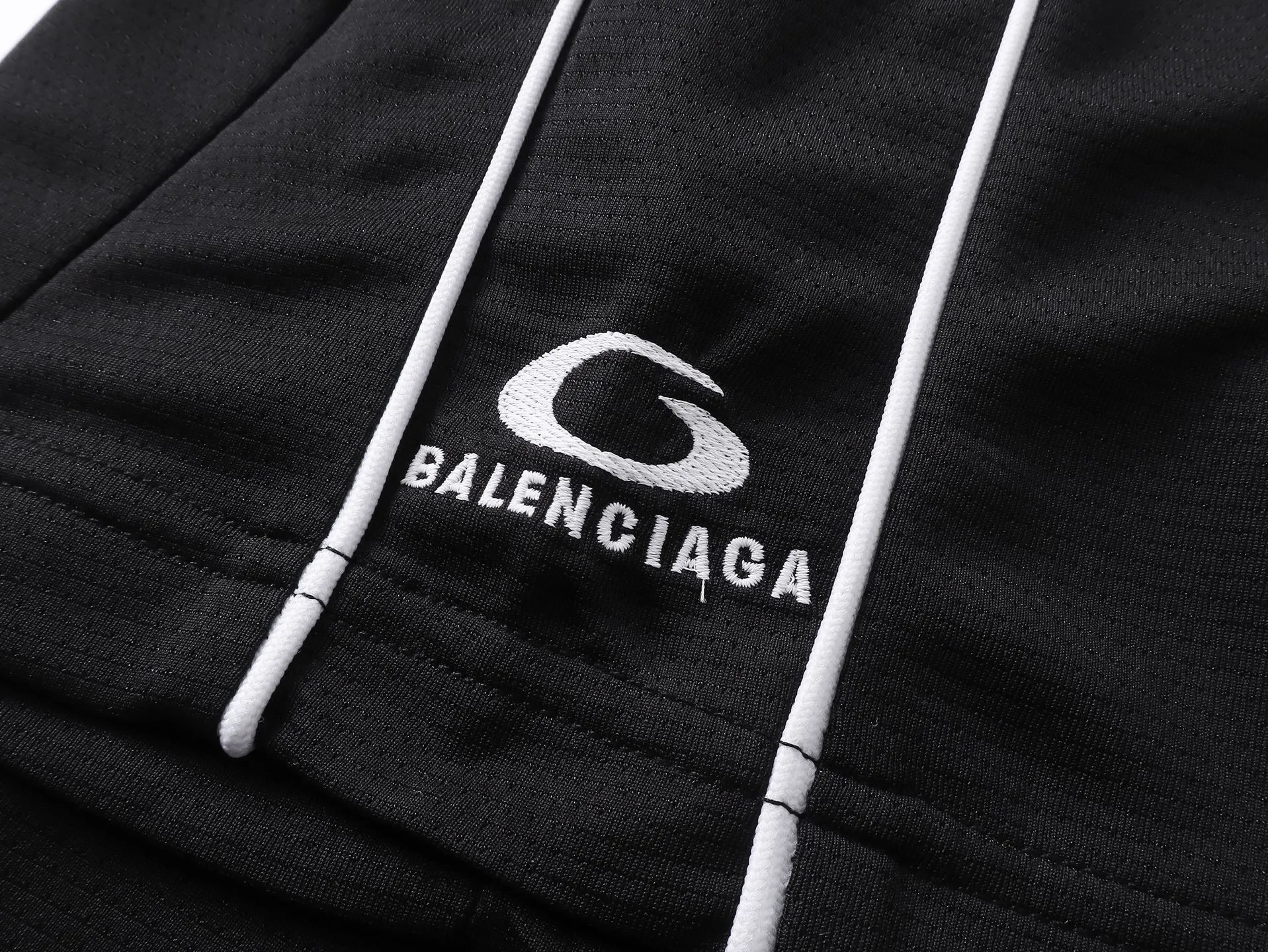 🅿️226 Actual pictures [Top version. Official website quality] BALENCI*GA/Paris co-branded Lamborghini jersey, printed embroidery on the front and back, embroidered on the left and right sleeves, multi-position short-sleeved T-shirt #overweight craftsmanship. SS25 latest model. Research and development at the first time, different market currencies. Comparisons welcome. The fabric is made of custom-woven sports fabric that absorbs moisture and is comfortable and dry. Whether you are doing sports or fitness or going out on the street every day, you can easily become the center of attention. Stretch ribbing at neckline. Weighing 260 grams, the cloth surface is clean. The cloth pattern is clear, soft and comfortable. The threads are dyed with no color difference. The printing uses imported environmentally friendly rubber paddles. The embroidery is done using imported Tajima embroidery machines. The pattern letters are clear, three-dimensional and without burrs. Jubie market produces pictures based on pictures. Welcome to compare. The version adopts OS loose shoulder design. Same style for men and women. Code: BL253691 Color: black, white Size: XS S M L