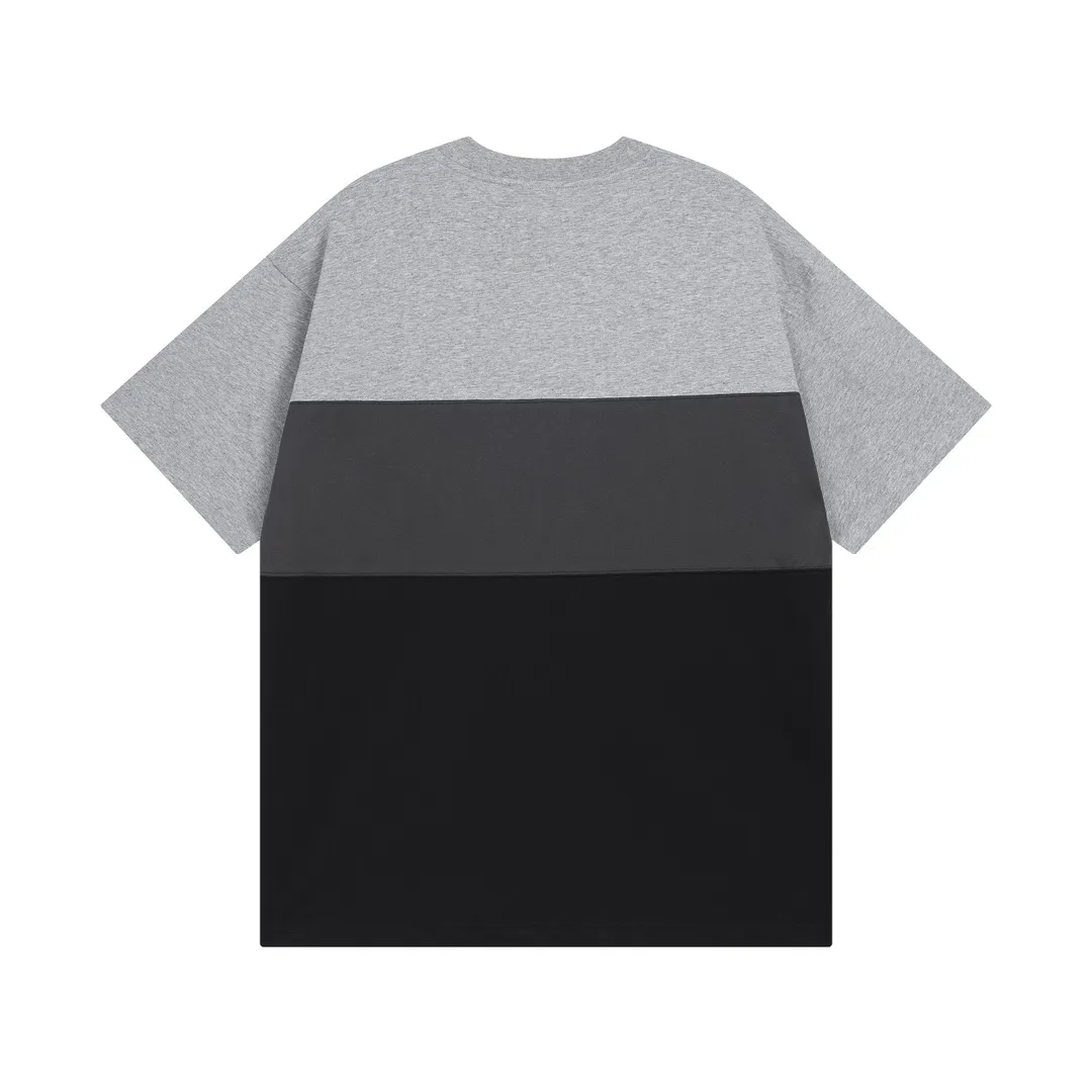 🅿️206 Actual pictures [Top version. Official website quality] BALENCI*GA/Paris.SS25 latest model. Color splicing series. New LOGO monogram printing. Spliced ​​short-sleeved T-shirt. Brick cabinet synchronization. Genuine development at the first time. The fabric is made of Paris ZP custom-woven and dyed cotton double yarn. Weighing 260 grams, the cloth surface is clean. The cloth pattern is clear, soft and comfortable. The threads are dyed with no color difference. The printing is made of environmentally friendly imported materials. The letters are clear and the effect is three-dimensional. The version adopts OS loose shoulder design. Same style for men and women. Code: BL253657 Color: black gray, apricot Size: XS S M L