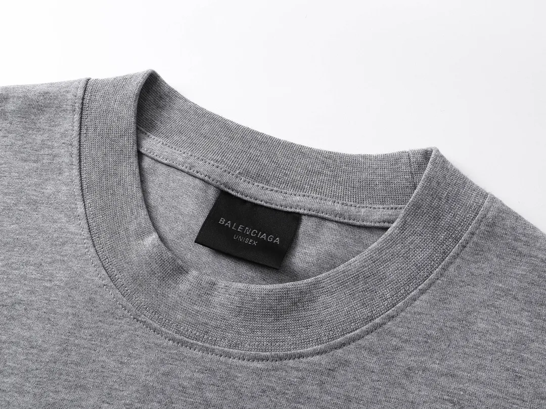 🅿️206 Actual pictures [Top version. Official website quality] BALENCI*GA/Paris.SS25 latest model. Color splicing series. New LOGO monogram printing. Spliced ​​short-sleeved T-shirt. Brick cabinet synchronization. Genuine development at the first time. The fabric is made of Paris ZP custom-woven and dyed cotton double yarn. Weighing 260 grams, the cloth surface is clean. The cloth pattern is clear, soft and comfortable. The threads are dyed with no color difference. The printing is made of environmentally friendly imported materials. The letters are clear and the effect is three-dimensional. The version adopts OS loose shoulder design. Same style for men and women. Code: BL253657 Color: black gray, apricot Size: XS S M L