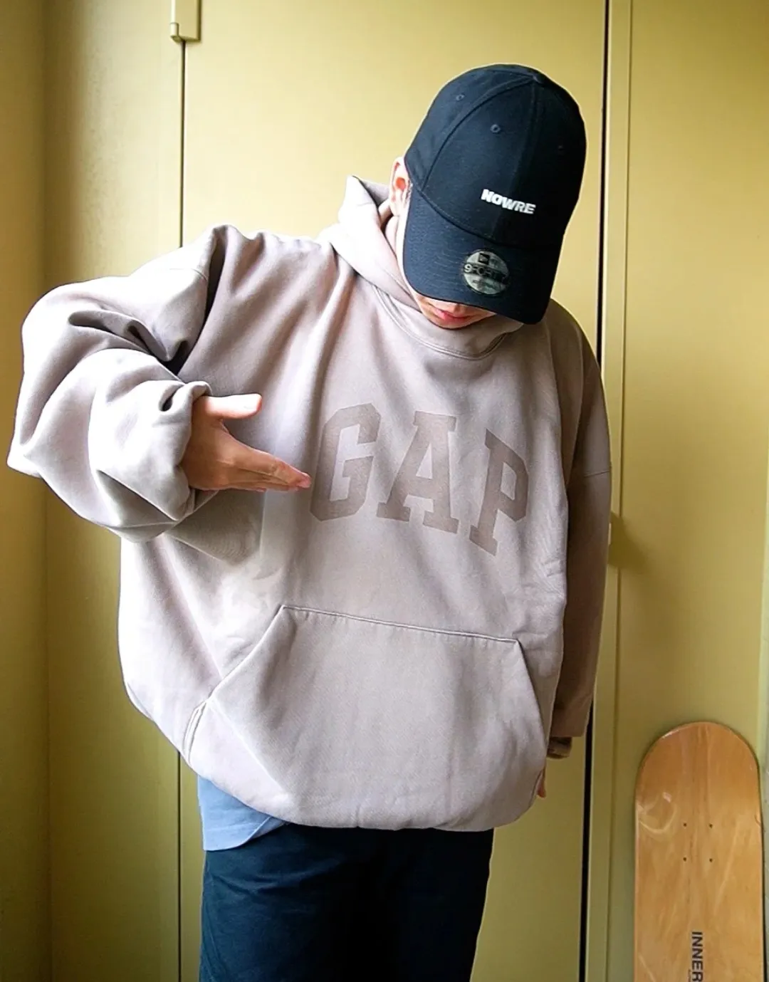 ♻️💯Reference model picture for upper body❤️Top tested version YEEZY co-branded GAP co-branded BALENCIAGA three-party co-branded peace dove theme male and female couple star same style pure cotton hoodie sweatshirt Justin Bieber concert same style upper body of many stars detonating the trend market oversiez street style Fabric: This year this fabric can be said to be the ceiling in the industry, the quality is directly full, and the 460g double-strand terry with high-end and high-end positioning is used. Who knows if you get started? The four colors are all original and dyed. There is no color difference with the original. Details: The collar label is original hot stamped and restored one to one. The size is the same. The code mark is clear. The washing wheat is copied word for word. The front letters are water transfer printing, which is light and clear. And the pigeon at the back has put a lot of effort into restoring it. Countless versions have been made. The pigeon has numerous small cracks in different shades. PS: Do not wash by soaking, violent washing, or warm water. Color: washed black, charcoal gray, cement white, brown Size: S-XL P:410