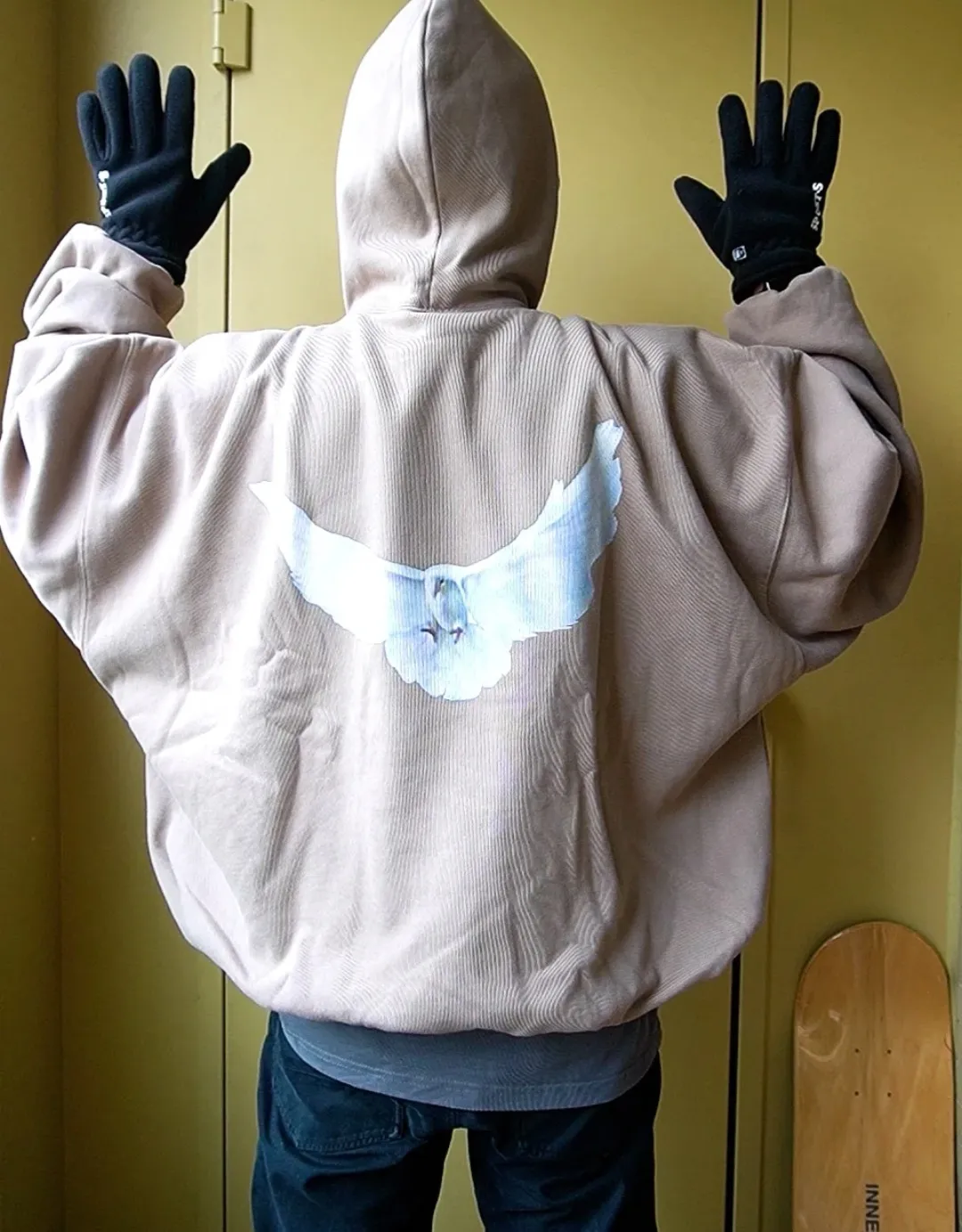 ♻️💯Reference model picture for upper body❤️Top tested version YEEZY co-branded GAP co-branded BALENCIAGA three-party co-branded peace dove theme male and female couple star same style pure cotton hoodie sweatshirt Justin Bieber concert same style upper body of many stars detonating the trend market oversiez street style Fabric: This year this fabric can be said to be the ceiling in the industry, the quality is directly full, and the 460g double-strand terry with high-end and high-end positioning is used. Who knows if you get started? The four colors are all original and dyed. There is no color difference with the original. Details: The collar label is original hot stamped and restored one to one. The size is the same. The code mark is clear. The washing wheat is copied word for word. The front letters are water transfer printing, which is light and clear. And the pigeon at the back has put a lot of effort into restoring it. Countless versions have been made. The pigeon has numerous small cracks in different shades. PS: Do not wash by soaking, violent washing, or warm water. Color: washed black, charcoal gray, cement white, brown Size: S-XL P:410