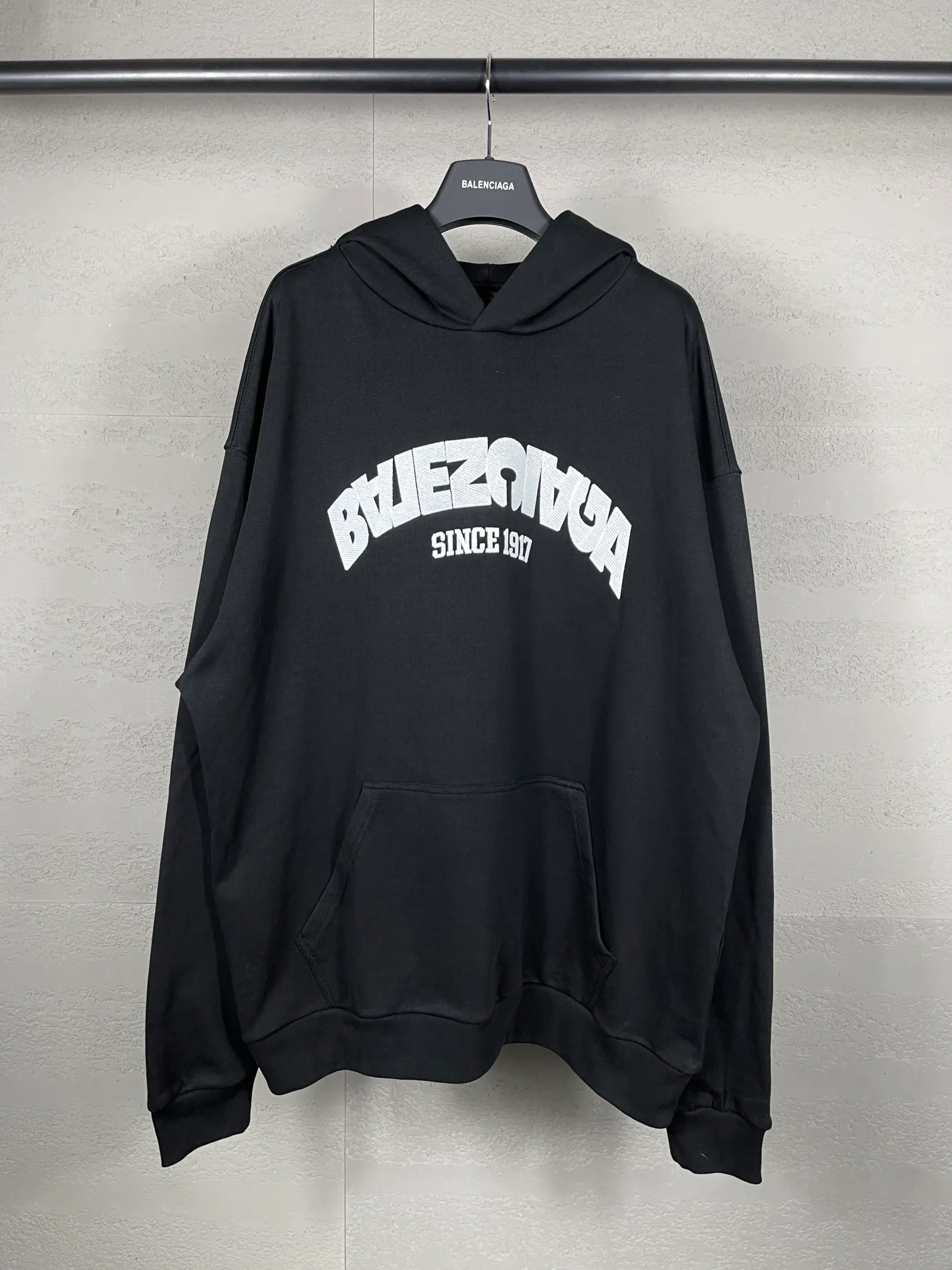 🅿️300 real photos [Top version. Official website quality] BALENCI*GA/Paris BALENCI*GA#2024 latest model, large reverse letter LOGO icon embroidered hooded sweatshirt. Brick cabinet synchronization. Genuine products are developed and developed in the first time. Welcome to compare! The fabric is made of Paris ZP custom-woven and dyed cotton double-yarn large parka. The weight is 450 grams. The cloth surface is clean. The cloth pattern is clear. It is soft and comfortable. It has good color fastness and is not easy to change color. The threads are woven and dyed with no color difference. The embroidery is done using an imported Tajima embroidery machine, with a three-dimensional effect and clear lines. There are no burrs and miscellaneous threads, and the embroidery is of ultra-high craftsmanship. The version adopts OS loose shoulder design. Same style for men and women. Code: BL238023 Color: black, white Size: XS S M L