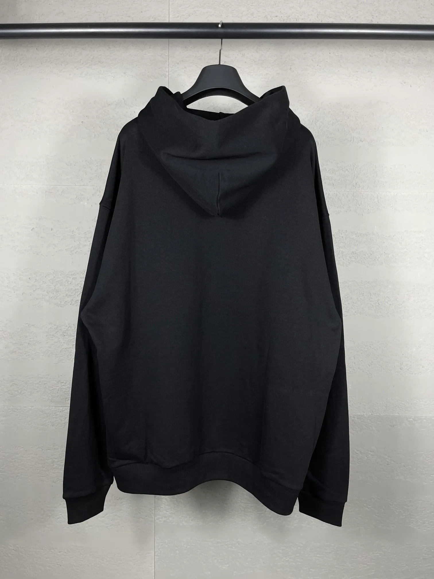 🅿️300 real photos [Top version. Official website quality] BALENCI*GA/Paris BALENCI*GA#2024 latest model, large reverse letter LOGO icon embroidered hooded sweatshirt. Brick cabinet synchronization. Genuine products are developed and developed in the first time. Welcome to compare! The fabric is made of Paris ZP custom-woven and dyed cotton double-yarn large parka. The weight is 450 grams. The cloth surface is clean. The cloth pattern is clear. It is soft and comfortable. It has good color fastness and is not easy to change color. The threads are woven and dyed with no color difference. The embroidery is done using an imported Tajima embroidery machine, with a three-dimensional effect and clear lines. There are no burrs and miscellaneous threads, and the embroidery is of ultra-high craftsmanship. The version adopts OS loose shoulder design. Same style for men and women. Code: BL238023 Color: black, white Size: XS S M L