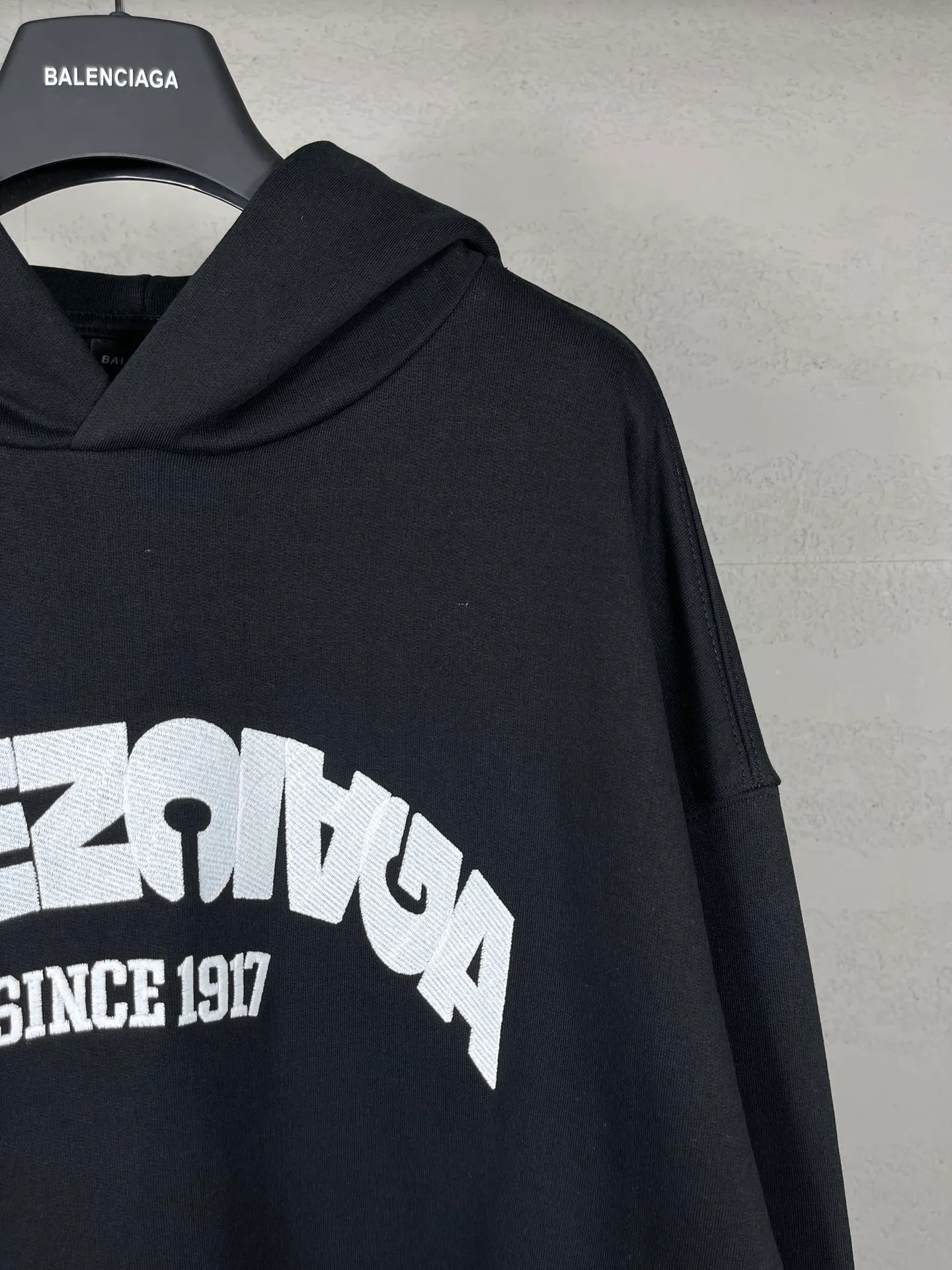 🅿️300 real photos [Top version. Official website quality] BALENCI*GA/Paris BALENCI*GA#2024 latest model, large reverse letter LOGO icon embroidered hooded sweatshirt. Brick cabinet synchronization. Genuine products are developed and developed in the first time. Welcome to compare! The fabric is made of Paris ZP custom-woven and dyed cotton double-yarn large parka. The weight is 450 grams. The cloth surface is clean. The cloth pattern is clear. It is soft and comfortable. It has good color fastness and is not easy to change color. The threads are woven and dyed with no color difference. The embroidery is done using an imported Tajima embroidery machine, with a three-dimensional effect and clear lines. There are no burrs and miscellaneous threads, and the embroidery is of ultra-high craftsmanship. The version adopts OS loose shoulder design. Same style for men and women. Code: BL238023 Color: black, white Size: XS S M L