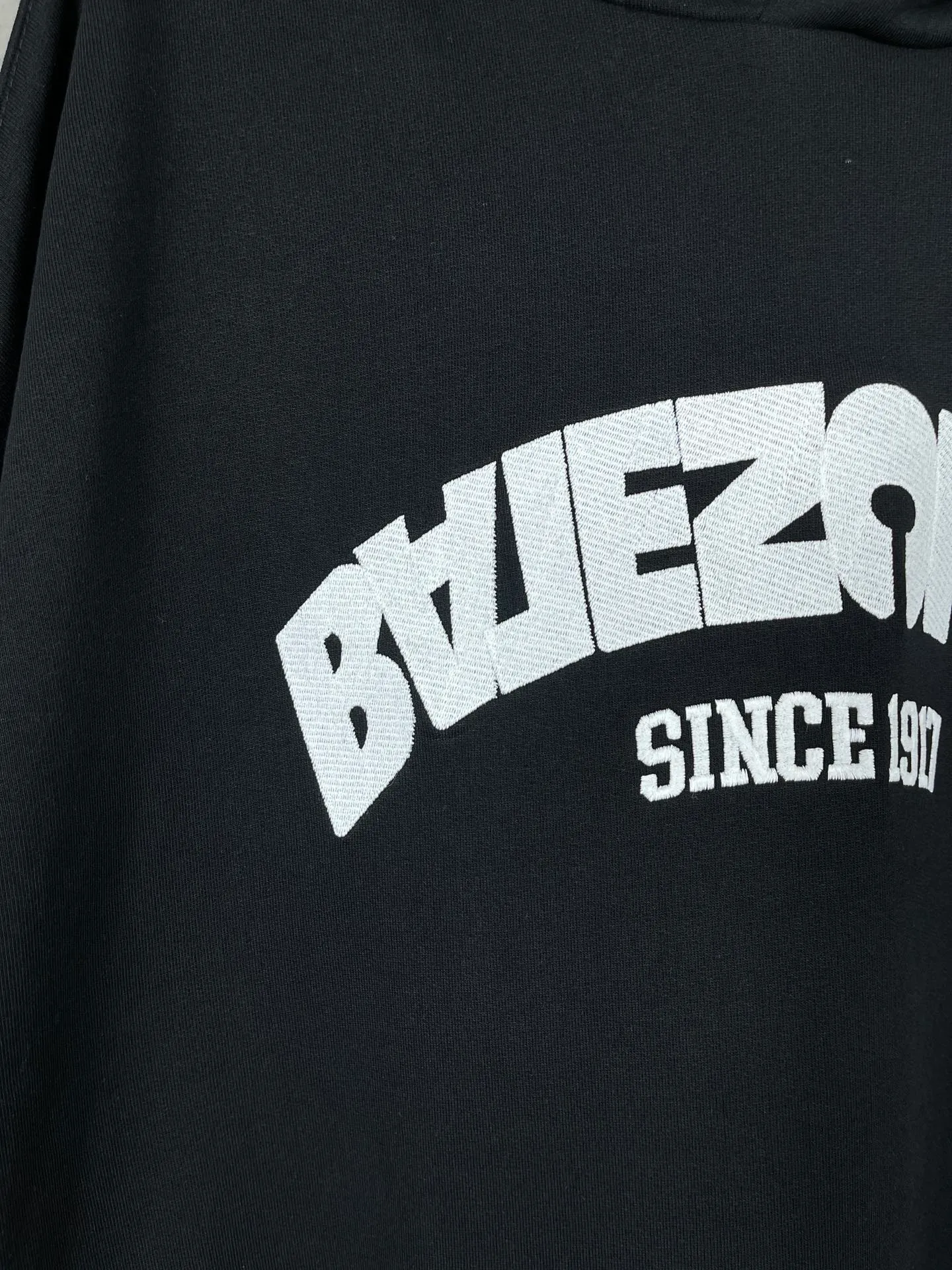 🅿️300 real photos [Top version. Official website quality] BALENCI*GA/Paris BALENCI*GA#2024 latest model, large reverse letter LOGO icon embroidered hooded sweatshirt. Brick cabinet synchronization. Genuine products are developed and developed in the first time. Welcome to compare! The fabric is made of Paris ZP custom-woven and dyed cotton double-yarn large parka. The weight is 450 grams. The cloth surface is clean. The cloth pattern is clear. It is soft and comfortable. It has good color fastness and is not easy to change color. The threads are woven and dyed with no color difference. The embroidery is done using an imported Tajima embroidery machine, with a three-dimensional effect and clear lines. There are no burrs and miscellaneous threads, and the embroidery is of ultra-high craftsmanship. The version adopts OS loose shoulder design. Same style for men and women. Code: BL238023 Color: black, white Size: XS S M L