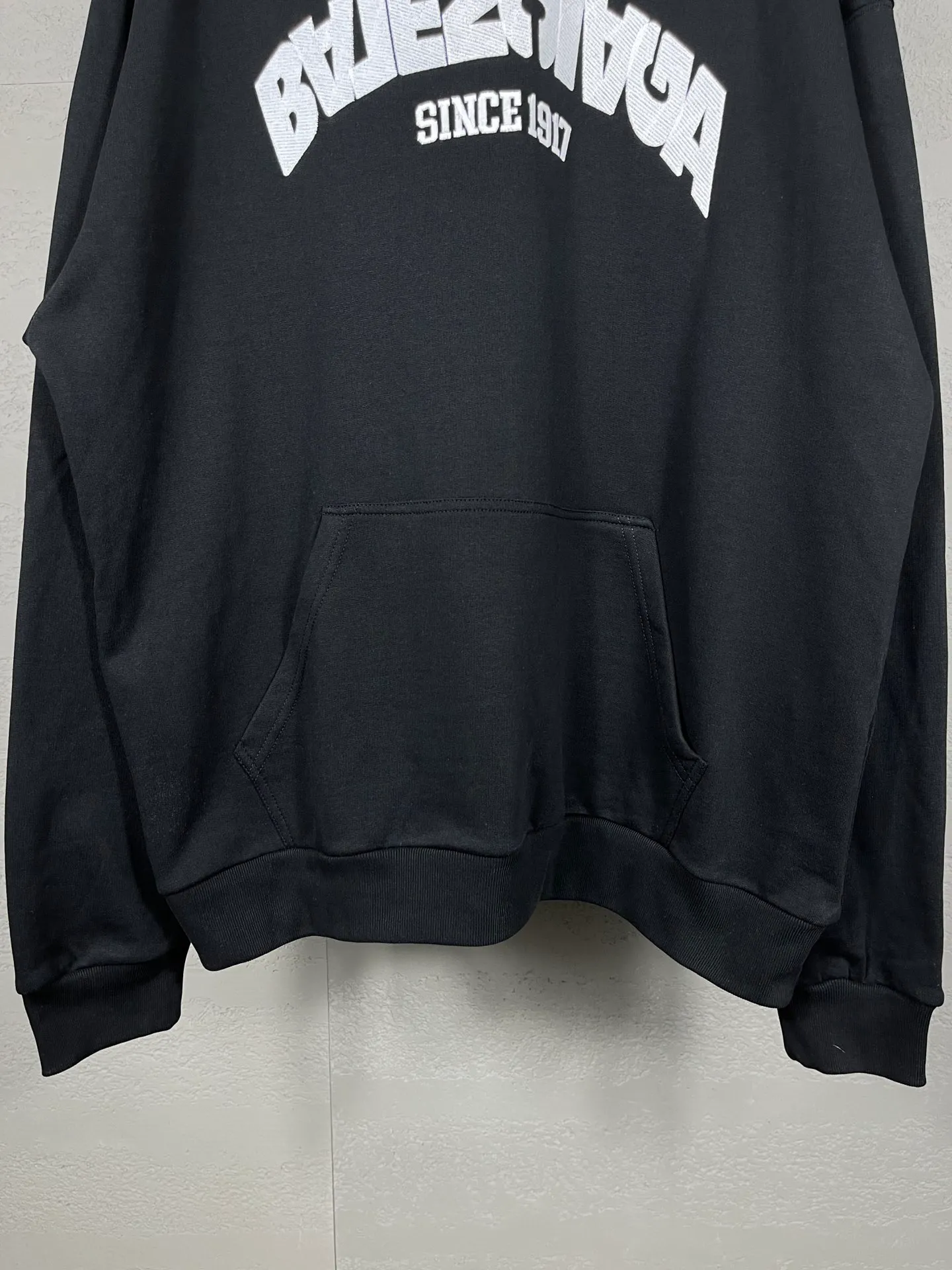 🅿️300 real photos [Top version. Official website quality] BALENCI*GA/Paris BALENCI*GA#2024 latest model, large reverse letter LOGO icon embroidered hooded sweatshirt. Brick cabinet synchronization. Genuine products are developed and developed in the first time. Welcome to compare! The fabric is made of Paris ZP custom-woven and dyed cotton double-yarn large parka. The weight is 450 grams. The cloth surface is clean. The cloth pattern is clear. It is soft and comfortable. It has good color fastness and is not easy to change color. The threads are woven and dyed with no color difference. The embroidery is done using an imported Tajima embroidery machine, with a three-dimensional effect and clear lines. There are no burrs and miscellaneous threads, and the embroidery is of ultra-high craftsmanship. The version adopts OS loose shoulder design. Same style for men and women. Code: BL238023 Color: black, white Size: XS S M L