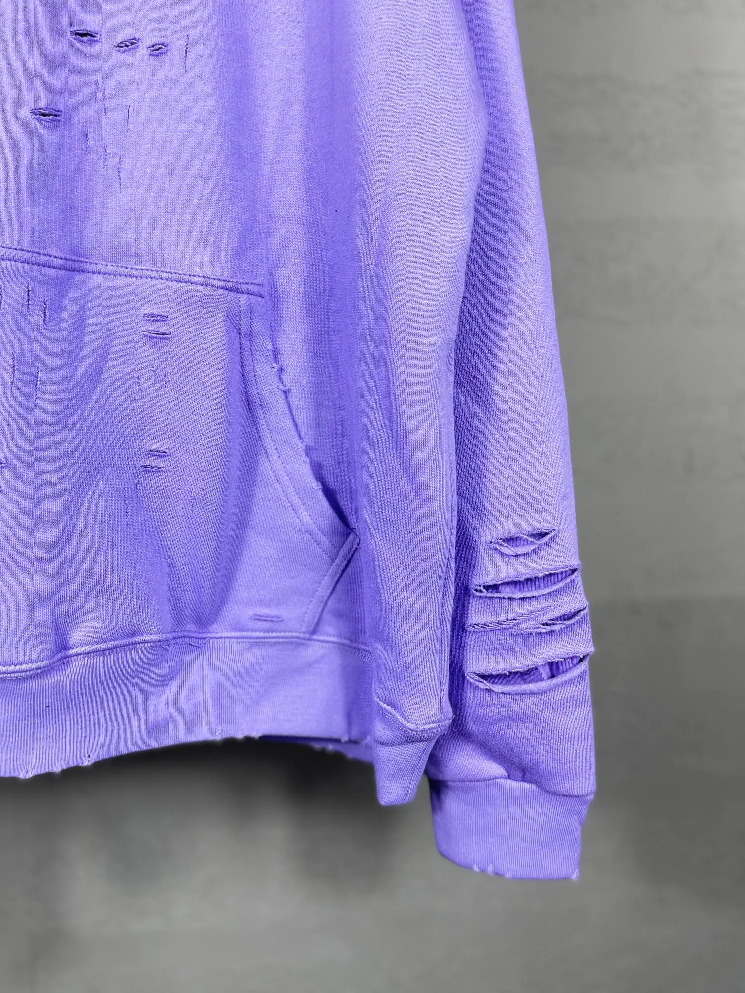 🅿️396 Actual pictures [Top version. Official website quality] BALENCI*GA/Paris. Classic style. 22SS #BALENCI*GA# Artistic ripped hole and velvet inner two-piece hooded sweatshirt. Autumn and winter brick cabinets are synchronized. Welcome to compare. The fabric is made of Paris ZP custom-woven and dyed cotton double yarn David coat with velvet lining. The fabric pattern is clear, soft and comfortable. The threads are woven and dyed with no color difference. The classic letter LOGO adopts precision stencils, imported environmentally friendly rubber paddles, and turtle crack printing, with a three-dimensional effect. Garment positioning art is worn with holes, and the hem is threaded. The brim of the hat and the bag mouth are hand-worn vintage. Restore the brick cabinet, and the version adopts the OS loose shoulder version. Same style for men and women Coding: BL238001 Color: Black. White. Hulan. Brown. Dark green. Burgundy. Purple Size: XS to L