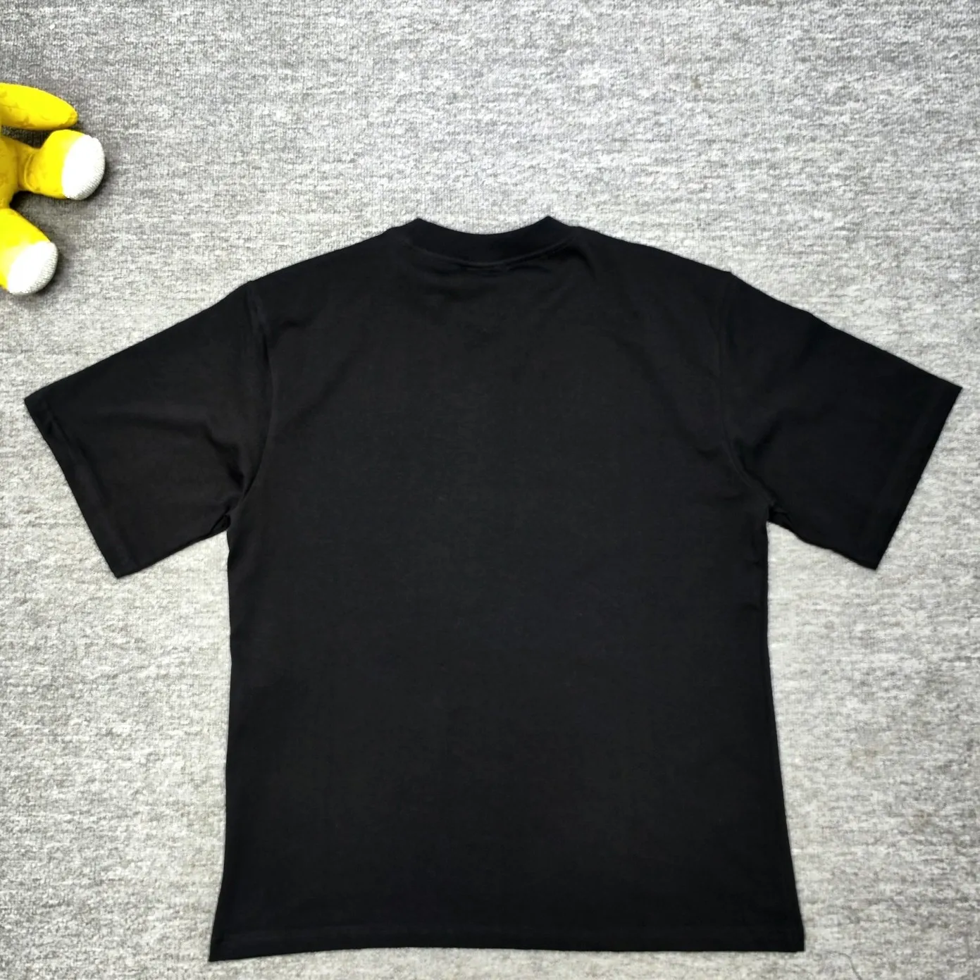 The top tested version of BALENCIAGA Spring Summer 2024 SS 520 festival limited Wfilter printed short-sleeved T-shirt. The whole fabric is washed before being cut. The front and rear panels are printed using the imported Kornit direct-jet printing process. After the garment is washed for the second time, in order to get closer to the original effect, it is manually positioned, flattened, inked and spray-painted by the master craftsman. The garment effect is more accurate and time-consuming. The details are perfectly restored zp. Exclusive pattern-woven and dyed 300g fabric. Threads are dyed in the same vat with zero color difference. Differentiation from market currency. Welcome to compare. Fabric: Custom-imported high-weight tight double yarn fabric 300g 100% cotton. Accessories: full set of customized accessories, packaging bags, tags, brand LOGO Sydney paper. Color: black white. Size: XS--L P:260.