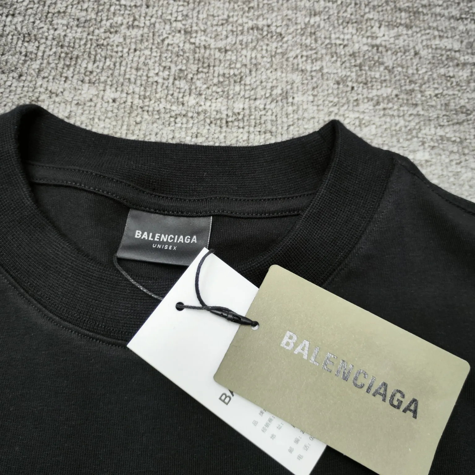 The top tested version of BALENCIAGA Spring Summer 2024 SS 520 festival limited Wfilter printed short-sleeved T-shirt. The whole fabric is washed before being cut. The front and rear panels are printed using the imported Kornit direct-jet printing process. After the garment is washed for the second time, in order to get closer to the original effect, it is manually positioned, flattened, inked and spray-painted by the master craftsman. The garment effect is more accurate and time-consuming. The details are perfectly restored zp. Exclusive pattern-woven and dyed 300g fabric. Threads are dyed in the same vat with zero color difference. Differentiation from market currency. Welcome to compare. Fabric: Custom-imported high-weight tight double yarn fabric 300g 100% cotton. Accessories: full set of customized accessories, packaging bags, tags, brand LOGO Sydney paper. Color: black white. Size: XS--L P:260.