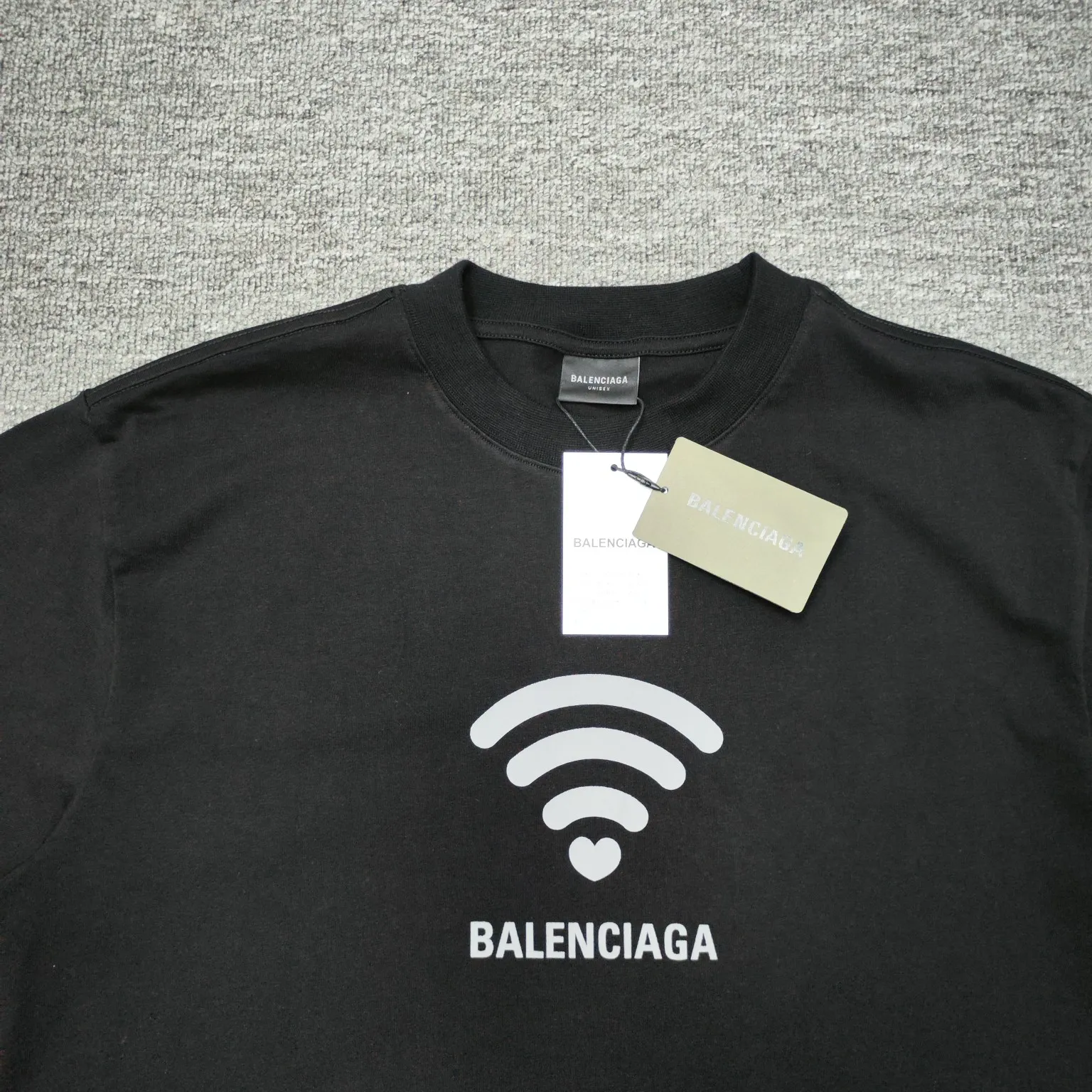 The top tested version of BALENCIAGA Spring Summer 2024 SS 520 festival limited Wfilter printed short-sleeved T-shirt. The whole fabric is washed before being cut. The front and rear panels are printed using the imported Kornit direct-jet printing process. After the garment is washed for the second time, in order to get closer to the original effect, it is manually positioned, flattened, inked and spray-painted by the master craftsman. The garment effect is more accurate and time-consuming. The details are perfectly restored zp. Exclusive pattern-woven and dyed 300g fabric. Threads are dyed in the same vat with zero color difference. Differentiation from market currency. Welcome to compare. Fabric: Custom-imported high-weight tight double yarn fabric 300g 100% cotton. Accessories: full set of customized accessories, packaging bags, tags, brand LOGO Sydney paper. Color: black white. Size: XS--L P:260.