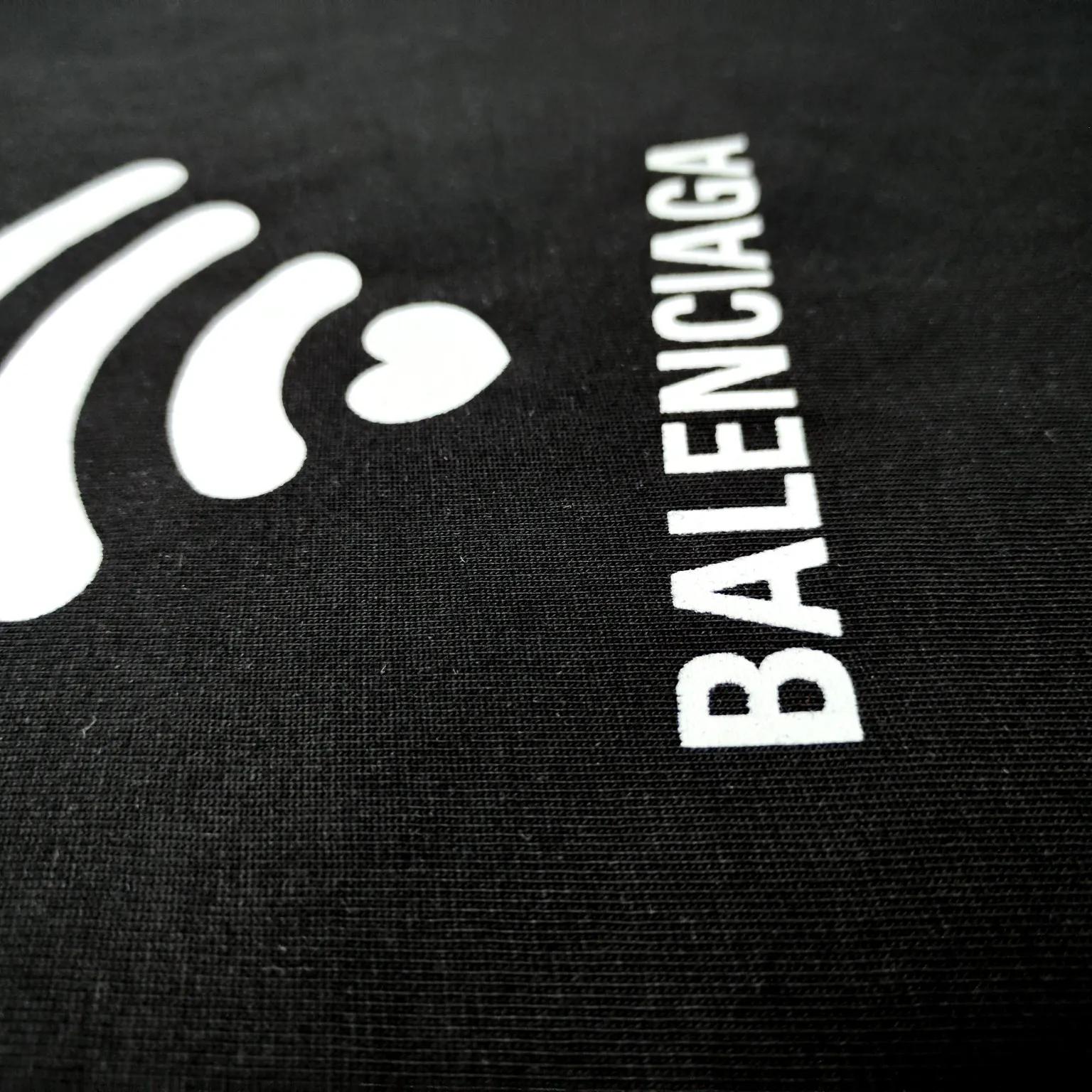 The top tested version of BALENCIAGA Spring Summer 2024 SS 520 festival limited Wfilter printed short-sleeved T-shirt. The whole fabric is washed before being cut. The front and rear panels are printed using the imported Kornit direct-jet printing process. After the garment is washed for the second time, in order to get closer to the original effect, it is manually positioned, flattened, inked and spray-painted by the master craftsman. The garment effect is more accurate and time-consuming. The details are perfectly restored zp. Exclusive pattern-woven and dyed 300g fabric. Threads are dyed in the same vat with zero color difference. Differentiation from market currency. Welcome to compare. Fabric: Custom-imported high-weight tight double yarn fabric 300g 100% cotton. Accessories: full set of customized accessories, packaging bags, tags, brand LOGO Sydney paper. Color: black white. Size: XS--L P:260.