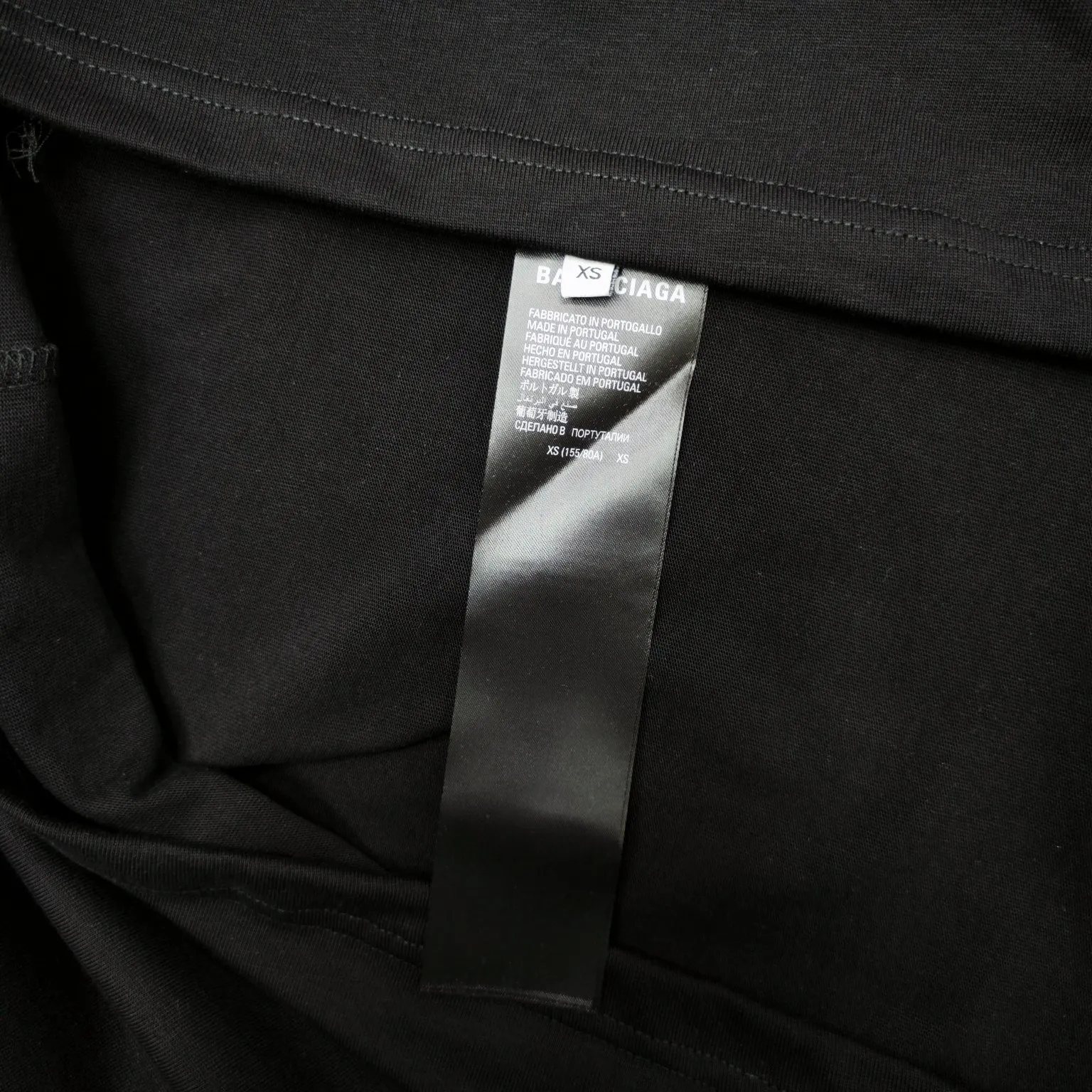 The top tested version of BALENCIAGA Spring Summer 2024 SS 520 festival limited Wfilter printed short-sleeved T-shirt. The whole fabric is washed before being cut. The front and rear panels are printed using the imported Kornit direct-jet printing process. After the garment is washed for the second time, in order to get closer to the original effect, it is manually positioned, flattened, inked and spray-painted by the master craftsman. The garment effect is more accurate and time-consuming. The details are perfectly restored zp. Exclusive pattern-woven and dyed 300g fabric. Threads are dyed in the same vat with zero color difference. Differentiation from market currency. Welcome to compare. Fabric: Custom-imported high-weight tight double yarn fabric 300g 100% cotton. Accessories: full set of customized accessories, packaging bags, tags, brand LOGO Sydney paper. Color: black white. Size: XS--L P:260.