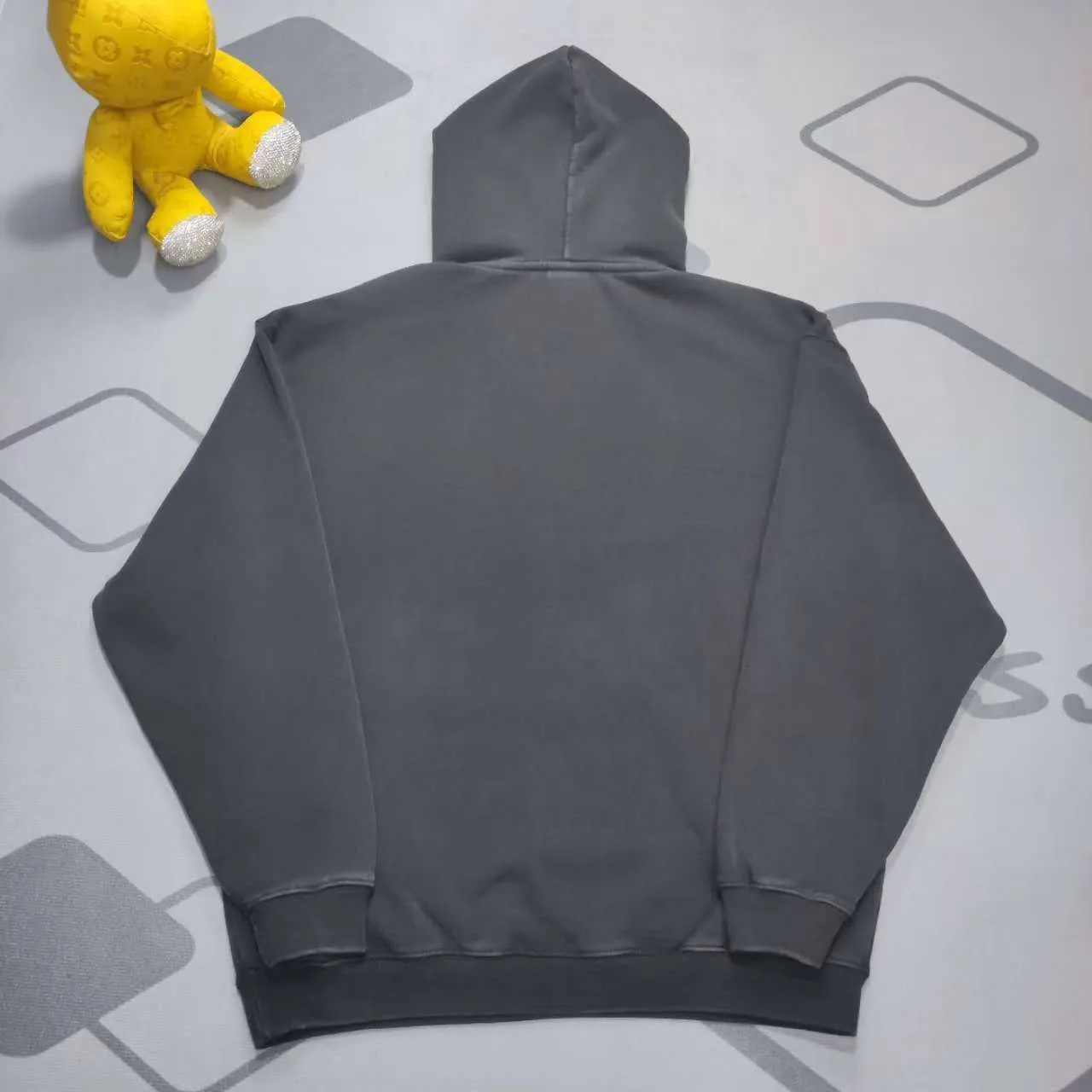 The top version of Balenciaga's new Balenciaga BLCG 24AW autumn and winter style crown ✅No.1 quality in this market Real ceiling quality ✅All original development drawings pay attention to details to avoid stolen pictures mixed with merchants ✅Correct 450g custom-woven and dyed 100% cotton double yarn compact cotton fabric ✅Imported Kangli direct-injection printing color ZP consistent ✅Letter cracking process clear and firm without hand feel ✅Ready-made garments washed and distressed Super heavy craftsmanship good color fastness ZP consistent Here I will explain why mine is a little more expensive than others, 1. It seems to be simple printing or embroidery, but in fact it is not simple at all. 10000% imported machine restoration is not just a lip service. You are welcome to compare with peers. 2. Each model is produced by the company. The details of the workmanship and fabrics are consistent with the original ones. There is no color difference between the ones at the counters. Reproductions are not terrible. Whoever is fake is embarrassed. It’s not shameful to make a replica, it’s shameful if you can’t buy the correct version if you make a replica.  3. Note that the threaded collars are all original collars of certain countries and regions, with high wrapping. The width of the neckline and cabinets are accurate to the millimeter. Thick necklines are not easy to deform. The collars of high-end products are all restored cabinets. They are different from the big collars in the world. Ordinary garbage short-sleeves are printed with a print. The clavicle of the upper body is exposed. Please be patient. Customers who have bought genuine products or have seen genuine products will come back to place orders again. This is quality. This is quality. 4. Different styles of washed wheat main wheat, including imported wheat, have different colors and codes. Really restore the counter. As we all know, Balenciaga's collar labels in each quarter have different English or different colors. This distinguishes fast food from the world's same-colored main wheat washed wheat. 5. Pay attention to the workmanship. The stitching at the neckline has no folds, smooth and natural without overlapping lines, and truly restores this. This is something that many people cannot do. 6. The fabric is made of 450g Paris-specific double yarn. No one can make better fabrics than my family. There's really no way to compare it with the ordinary version on the market. Respect it. It's genuine and costs thousands of dollars anyway. Don't go wrong with the quality of street stall products. 7. The workmanship is fully restored and the packaging is fully restored. The cost is huge. 8. I guarantee here that this is the highest quality you can find. P: 490 Size: XS-S-M-L (The correct version is very large)