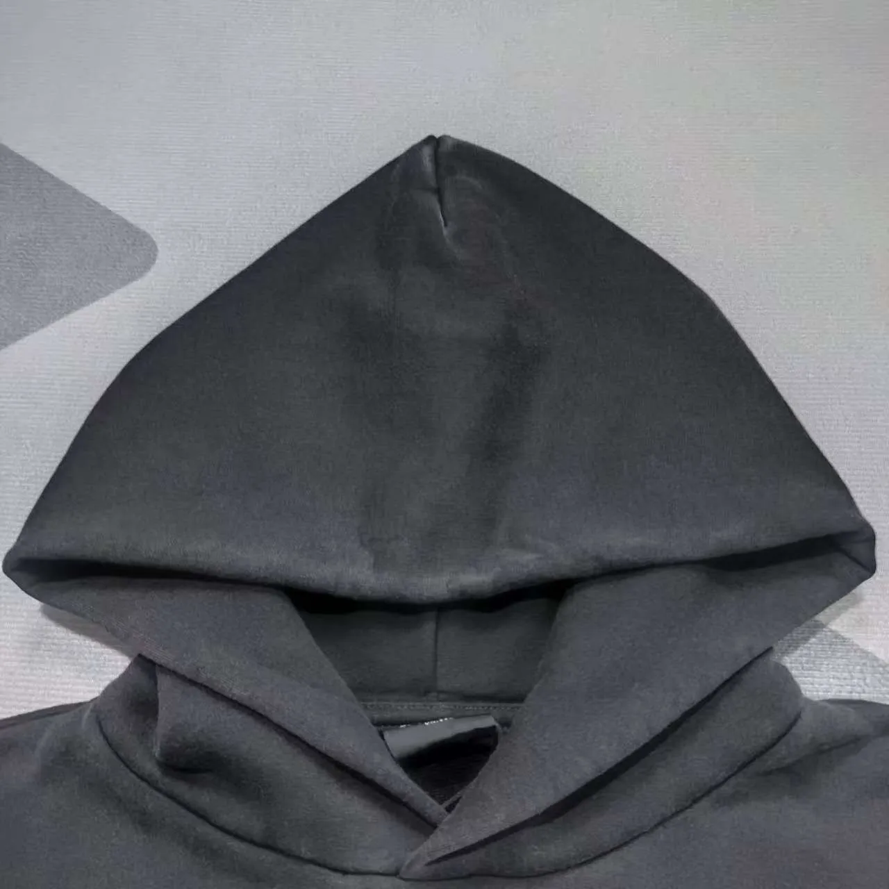 The top version of Balenciaga's new Balenciaga BLCG 24AW autumn and winter style crown ✅No.1 quality in this market Real ceiling quality ✅All original development drawings pay attention to details to avoid stolen pictures mixed with merchants ✅Correct 450g custom-woven and dyed 100% cotton double yarn compact cotton fabric ✅Imported Kangli direct-injection printing color ZP consistent ✅Letter cracking process clear and firm without hand feel ✅Ready-made garments washed and distressed Super heavy craftsmanship good color fastness ZP consistent Here I will explain why mine is a little more expensive than others, 1. It seems to be simple printing or embroidery, but in fact it is not simple at all. 10000% imported machine restoration is not just a lip service. You are welcome to compare with peers. 2. Each model is produced by the company. The details of the workmanship and fabrics are consistent with the original ones. There is no color difference between the ones at the counters. Reproductions are not terrible. Whoever is fake is embarrassed. It’s not shameful to make a replica, it’s shameful if you can’t buy the correct version if you make a replica.  3. Note that the threaded collars are all original collars of certain countries and regions, with high wrapping. The width of the neckline and cabinets are accurate to the millimeter. Thick necklines are not easy to deform. The collars of high-end products are all restored cabinets. They are different from the big collars in the world. Ordinary garbage short-sleeves are printed with a print. The clavicle of the upper body is exposed. Please be patient. Customers who have bought genuine products or have seen genuine products will come back to place orders again. This is quality. This is quality. 4. Different styles of washed wheat main wheat, including imported wheat, have different colors and codes. Really restore the counter. As we all know, Balenciaga's collar labels in each quarter have different English or different colors. This distinguishes fast food from the world's same-colored main wheat washed wheat. 5. Pay attention to the workmanship. The stitching at the neckline has no folds, smooth and natural without overlapping lines, and truly restores this. This is something that many people cannot do. 6. The fabric is made of 450g Paris-specific double yarn. No one can make better fabrics than my family. There's really no way to compare it with the ordinary version on the market. Respect it. It's genuine and costs thousands of dollars anyway. Don't go wrong with the quality of street stall products. 7. The workmanship is fully restored and the packaging is fully restored. The cost is huge. 8. I guarantee here that this is the highest quality you can find. P: 490 Size: XS-S-M-L (The correct version is very large)