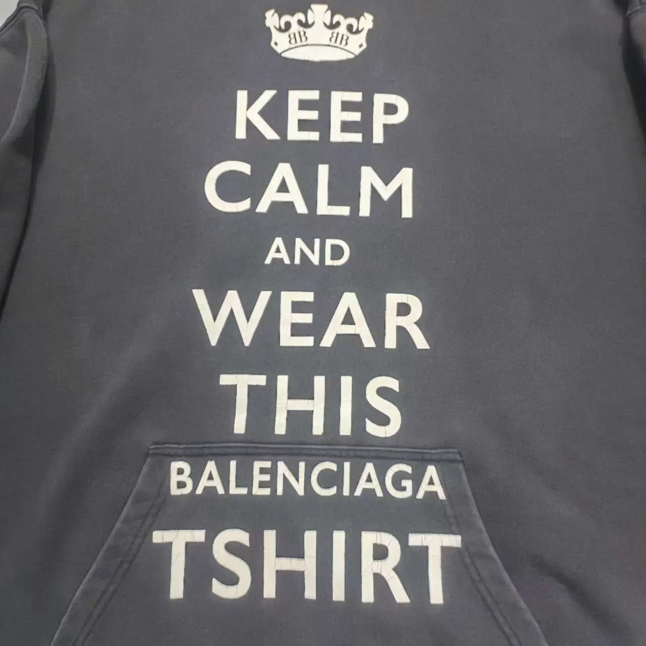 The top version of Balenciaga's new Balenciaga BLCG 24AW autumn and winter style crown ✅No.1 quality in this market Real ceiling quality ✅All original development drawings pay attention to details to avoid stolen pictures mixed with merchants ✅Correct 450g custom-woven and dyed 100% cotton double yarn compact cotton fabric ✅Imported Kangli direct-injection printing color ZP consistent ✅Letter cracking process clear and firm without hand feel ✅Ready-made garments washed and distressed Super heavy craftsmanship good color fastness ZP consistent Here I will explain why mine is a little more expensive than others, 1. It seems to be simple printing or embroidery, but in fact it is not simple at all. 10000% imported machine restoration is not just a lip service. You are welcome to compare with peers. 2. Each model is produced by the company. The details of the workmanship and fabrics are consistent with the original ones. There is no color difference between the ones at the counters. Reproductions are not terrible. Whoever is fake is embarrassed. It’s not shameful to make a replica, it’s shameful if you can’t buy the correct version if you make a replica.  3. Note that the threaded collars are all original collars of certain countries and regions, with high wrapping. The width of the neckline and cabinets are accurate to the millimeter. Thick necklines are not easy to deform. The collars of high-end products are all restored cabinets. They are different from the big collars in the world. Ordinary garbage short-sleeves are printed with a print. The clavicle of the upper body is exposed. Please be patient. Customers who have bought genuine products or have seen genuine products will come back to place orders again. This is quality. This is quality. 4. Different styles of washed wheat main wheat, including imported wheat, have different colors and codes. Really restore the counter. As we all know, Balenciaga's collar labels in each quarter have different English or different colors. This distinguishes fast food from the world's same-colored main wheat washed wheat. 5. Pay attention to the workmanship. The stitching at the neckline has no folds, smooth and natural without overlapping lines, and truly restores this. This is something that many people cannot do. 6. The fabric is made of 450g Paris-specific double yarn. No one can make better fabrics than my family. There's really no way to compare it with the ordinary version on the market. Respect it. It's genuine and costs thousands of dollars anyway. Don't go wrong with the quality of street stall products. 7. The workmanship is fully restored and the packaging is fully restored. The cost is huge. 8. I guarantee here that this is the highest quality you can find. P: 490 Size: XS-S-M-L (The correct version is very large)