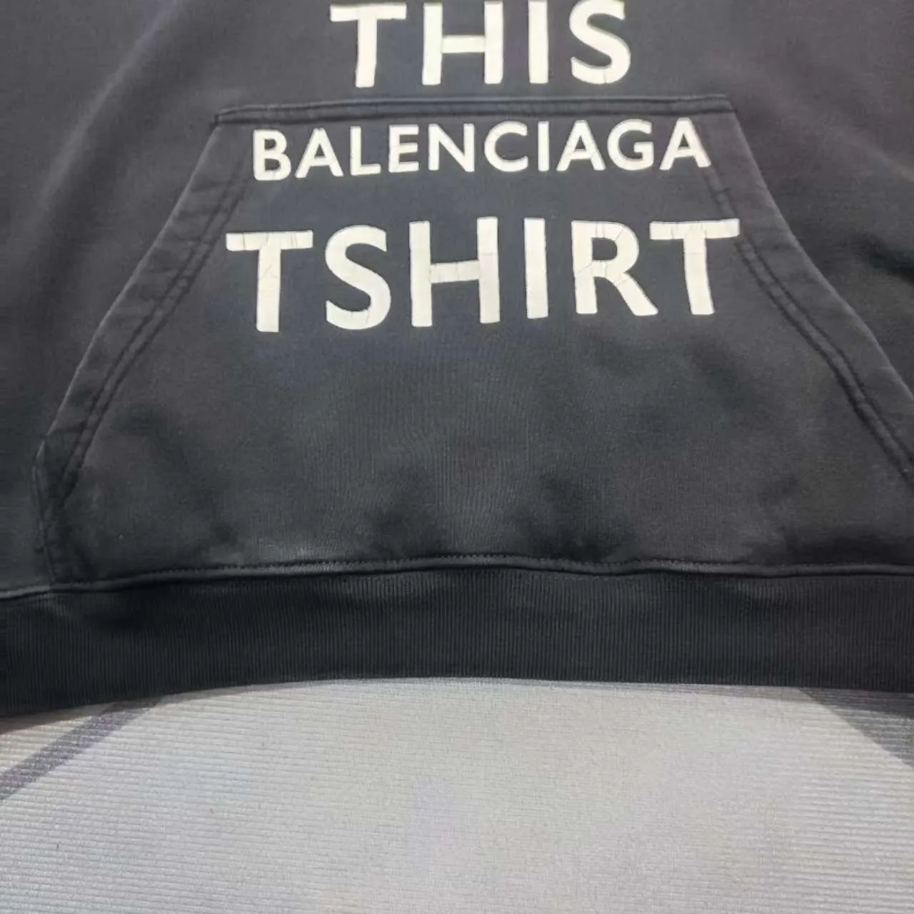 The top version of Balenciaga's new Balenciaga BLCG 24AW autumn and winter style crown ✅No.1 quality in this market Real ceiling quality ✅All original development drawings pay attention to details to avoid stolen pictures mixed with merchants ✅Correct 450g custom-woven and dyed 100% cotton double yarn compact cotton fabric ✅Imported Kangli direct-injection printing color ZP consistent ✅Letter cracking process clear and firm without hand feel ✅Ready-made garments washed and distressed Super heavy craftsmanship good color fastness ZP consistent Here I will explain why mine is a little more expensive than others, 1. It seems to be simple printing or embroidery, but in fact it is not simple at all. 10000% imported machine restoration is not just a lip service. You are welcome to compare with peers. 2. Each model is produced by the company. The details of the workmanship and fabrics are consistent with the original ones. There is no color difference between the ones at the counters. Reproductions are not terrible. Whoever is fake is embarrassed. It’s not shameful to make a replica, it’s shameful if you can’t buy the correct version if you make a replica.  3. Note that the threaded collars are all original collars of certain countries and regions, with high wrapping. The width of the neckline and cabinets are accurate to the millimeter. Thick necklines are not easy to deform. The collars of high-end products are all restored cabinets. They are different from the big collars in the world. Ordinary garbage short-sleeves are printed with a print. The clavicle of the upper body is exposed. Please be patient. Customers who have bought genuine products or have seen genuine products will come back to place orders again. This is quality. This is quality. 4. Different styles of washed wheat main wheat, including imported wheat, have different colors and codes. Really restore the counter. As we all know, Balenciaga's collar labels in each quarter have different English or different colors. This distinguishes fast food from the world's same-colored main wheat washed wheat. 5. Pay attention to the workmanship. The stitching at the neckline has no folds, smooth and natural without overlapping lines, and truly restores this. This is something that many people cannot do. 6. The fabric is made of 450g Paris-specific double yarn. No one can make better fabrics than my family. There's really no way to compare it with the ordinary version on the market. Respect it. It's genuine and costs thousands of dollars anyway. Don't go wrong with the quality of street stall products. 7. The workmanship is fully restored and the packaging is fully restored. The cost is huge. 8. I guarantee here that this is the highest quality you can find. P: 490 Size: XS-S-M-L (The correct version is very large)