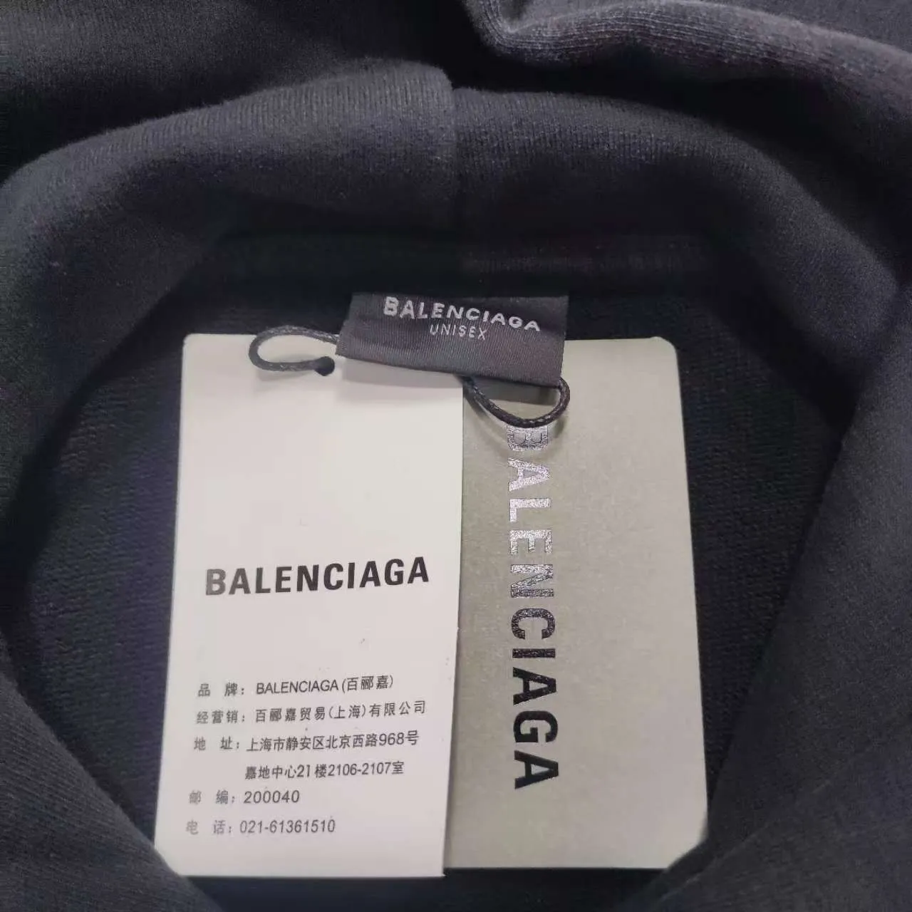 The top version of Balenciaga's new Balenciaga BLCG 24AW autumn and winter style crown ✅No.1 quality in this market Real ceiling quality ✅All original development drawings pay attention to details to avoid stolen pictures mixed with merchants ✅Correct 450g custom-woven and dyed 100% cotton double yarn compact cotton fabric ✅Imported Kangli direct-injection printing color ZP consistent ✅Letter cracking process clear and firm without hand feel ✅Ready-made garments washed and distressed Super heavy craftsmanship good color fastness ZP consistent Here I will explain why mine is a little more expensive than others, 1. It seems to be simple printing or embroidery, but in fact it is not simple at all. 10000% imported machine restoration is not just a lip service. You are welcome to compare with peers. 2. Each model is produced by the company. The details of the workmanship and fabrics are consistent with the original ones. There is no color difference between the ones at the counters. Reproductions are not terrible. Whoever is fake is embarrassed. It’s not shameful to make a replica, it’s shameful if you can’t buy the correct version if you make a replica.  3. Note that the threaded collars are all original collars of certain countries and regions, with high wrapping. The width of the neckline and cabinets are accurate to the millimeter. Thick necklines are not easy to deform. The collars of high-end products are all restored cabinets. They are different from the big collars in the world. Ordinary garbage short-sleeves are printed with a print. The clavicle of the upper body is exposed. Please be patient. Customers who have bought genuine products or have seen genuine products will come back to place orders again. This is quality. This is quality. 4. Different styles of washed wheat main wheat, including imported wheat, have different colors and codes. Really restore the counter. As we all know, Balenciaga's collar labels in each quarter have different English or different colors. This distinguishes fast food from the world's same-colored main wheat washed wheat. 5. Pay attention to the workmanship. The stitching at the neckline has no folds, smooth and natural without overlapping lines, and truly restores this. This is something that many people cannot do. 6. The fabric is made of 450g Paris-specific double yarn. No one can make better fabrics than my family. There's really no way to compare it with the ordinary version on the market. Respect it. It's genuine and costs thousands of dollars anyway. Don't go wrong with the quality of street stall products. 7. The workmanship is fully restored and the packaging is fully restored. The cost is huge. 8. I guarantee here that this is the highest quality you can find. P: 490 Size: XS-S-M-L (The correct version is very large)