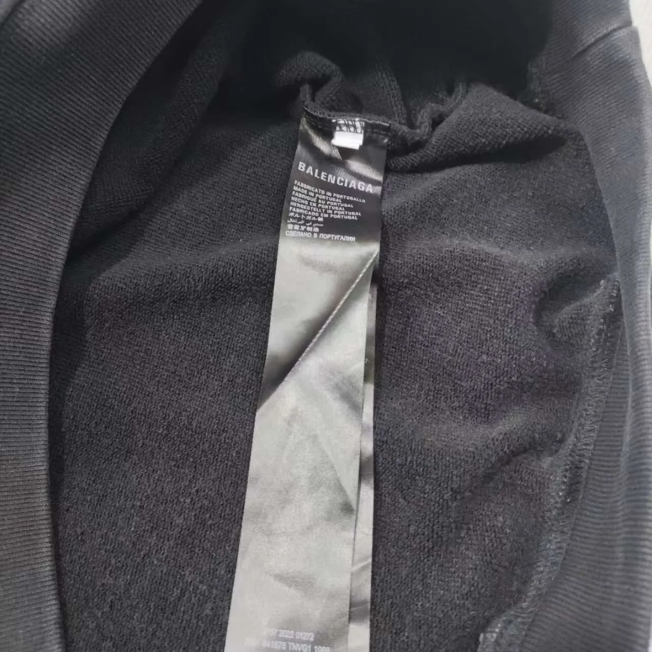 The top version of Balenciaga's new Balenciaga BLCG 24AW autumn and winter style crown ✅No.1 quality in this market Real ceiling quality ✅All original development drawings pay attention to details to avoid stolen pictures mixed with merchants ✅Correct 450g custom-woven and dyed 100% cotton double yarn compact cotton fabric ✅Imported Kangli direct-injection printing color ZP consistent ✅Letter cracking process clear and firm without hand feel ✅Ready-made garments washed and distressed Super heavy craftsmanship good color fastness ZP consistent Here I will explain why mine is a little more expensive than others, 1. It seems to be simple printing or embroidery, but in fact it is not simple at all. 10000% imported machine restoration is not just a lip service. You are welcome to compare with peers. 2. Each model is produced by the company. The details of the workmanship and fabrics are consistent with the original ones. There is no color difference between the ones at the counters. Reproductions are not terrible. Whoever is fake is embarrassed. It’s not shameful to make a replica, it’s shameful if you can’t buy the correct version if you make a replica.  3. Note that the threaded collars are all original collars of certain countries and regions, with high wrapping. The width of the neckline and cabinets are accurate to the millimeter. Thick necklines are not easy to deform. The collars of high-end products are all restored cabinets. They are different from the big collars in the world. Ordinary garbage short-sleeves are printed with a print. The clavicle of the upper body is exposed. Please be patient. Customers who have bought genuine products or have seen genuine products will come back to place orders again. This is quality. This is quality. 4. Different styles of washed wheat main wheat, including imported wheat, have different colors and codes. Really restore the counter. As we all know, Balenciaga's collar labels in each quarter have different English or different colors. This distinguishes fast food from the world's same-colored main wheat washed wheat. 5. Pay attention to the workmanship. The stitching at the neckline has no folds, smooth and natural without overlapping lines, and truly restores this. This is something that many people cannot do. 6. The fabric is made of 450g Paris-specific double yarn. No one can make better fabrics than my family. There's really no way to compare it with the ordinary version on the market. Respect it. It's genuine and costs thousands of dollars anyway. Don't go wrong with the quality of street stall products. 7. The workmanship is fully restored and the packaging is fully restored. The cost is huge. 8. I guarantee here that this is the highest quality you can find. P: 490 Size: XS-S-M-L (The correct version is very large)