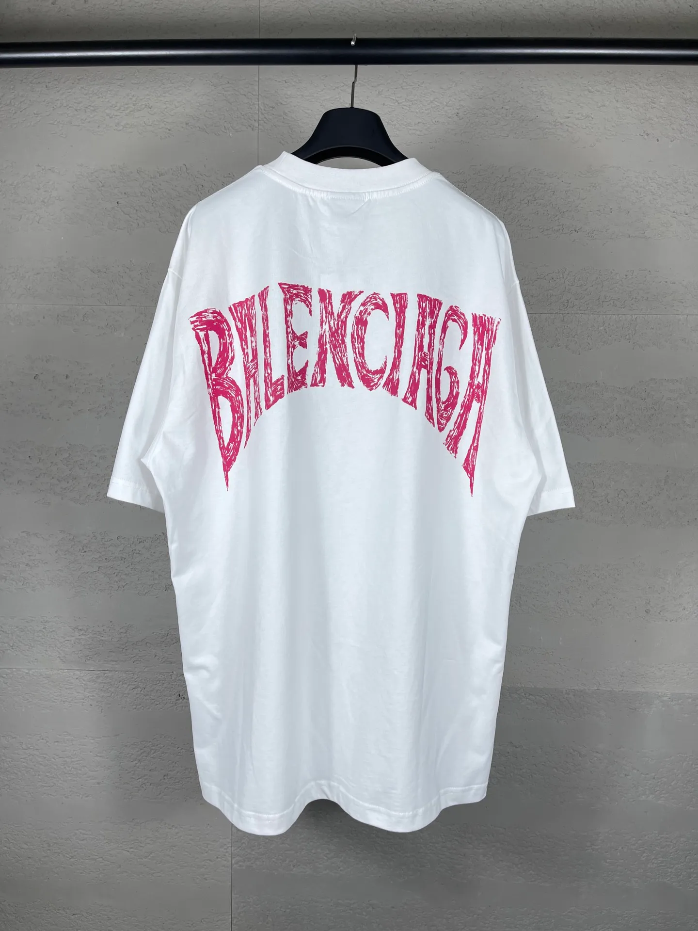 🅿️170 real photos [Top version. Official website quality] BALENCI*GA/Paris. 24SS new sweatshirt, short-sleeved T-shirt with big letters LOGO graffiti on the back. Genuine product is developed at the first time, and the brick cabinet is synchronized. The fabric is made of Paris ZP custom-woven and dyed cotton sweatshirt. The weight is 260 grams, the cloth surface is clean, the cloth pattern is clear, soft and comfortable. The threads are dyed with no color difference. The classic pattern printing uses imported machine direct printing. The effect is three-dimensional and restores the brick cabinet. Different market currencies, welcome to compare. The version adopts OS loose shoulder design. Same style for men and women. Code: BL23301 Color: gray blue. White. Size: XS to L
