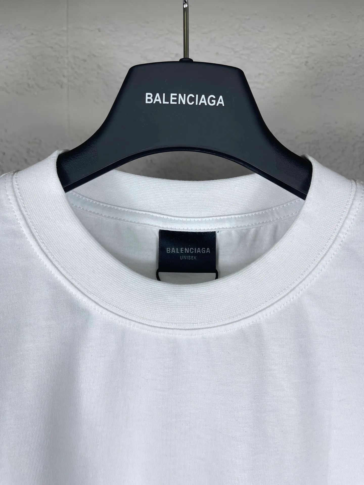 🅿️170 real photos [Top version. Official website quality] BALENCI*GA/Paris. 24SS new sweatshirt, short-sleeved T-shirt with big letters LOGO graffiti on the back. Genuine product is developed at the first time, and the brick cabinet is synchronized. The fabric is made of Paris ZP custom-woven and dyed cotton sweatshirt. The weight is 260 grams, the cloth surface is clean, the cloth pattern is clear, soft and comfortable. The threads are dyed with no color difference. The classic pattern printing uses imported machine direct printing. The effect is three-dimensional and restores the brick cabinet. Different market currencies, welcome to compare. The version adopts OS loose shoulder design. Same style for men and women. Code: BL23301 Color: gray blue. White. Size: XS to L
