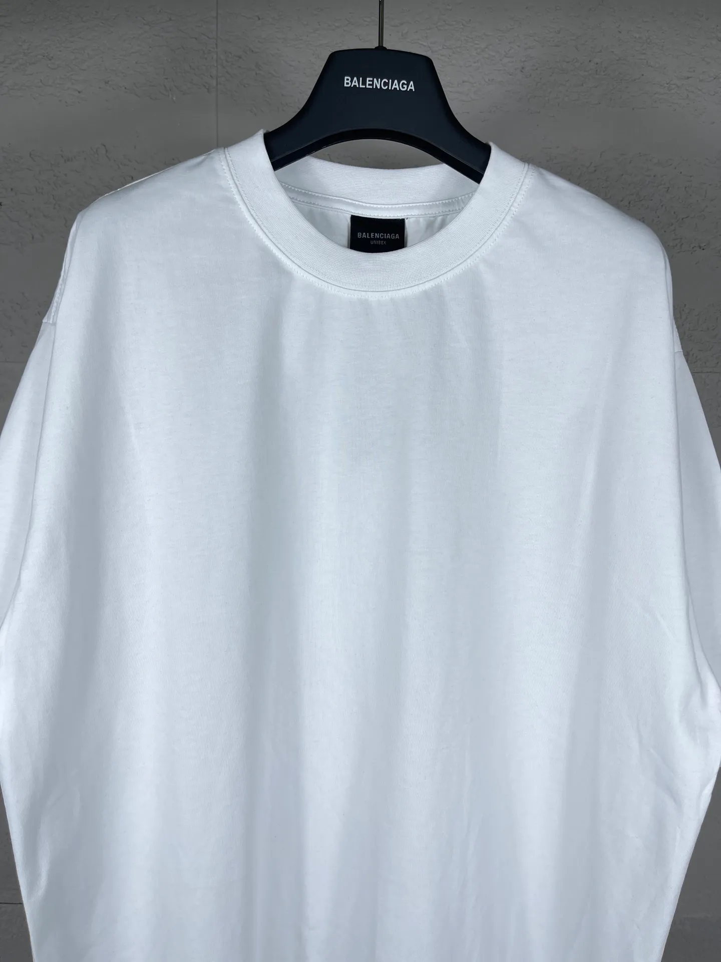 🅿️170 real photos [Top version. Official website quality] BALENCI*GA/Paris. 24SS new sweatshirt, short-sleeved T-shirt with big letters LOGO graffiti on the back. Genuine product is developed at the first time, and the brick cabinet is synchronized. The fabric is made of Paris ZP custom-woven and dyed cotton sweatshirt. The weight is 260 grams, the cloth surface is clean, the cloth pattern is clear, soft and comfortable. The threads are dyed with no color difference. The classic pattern printing uses imported machine direct printing. The effect is three-dimensional and restores the brick cabinet. Different market currencies, welcome to compare. The version adopts OS loose shoulder design. Same style for men and women. Code: BL23301 Color: gray blue. White. Size: XS to L