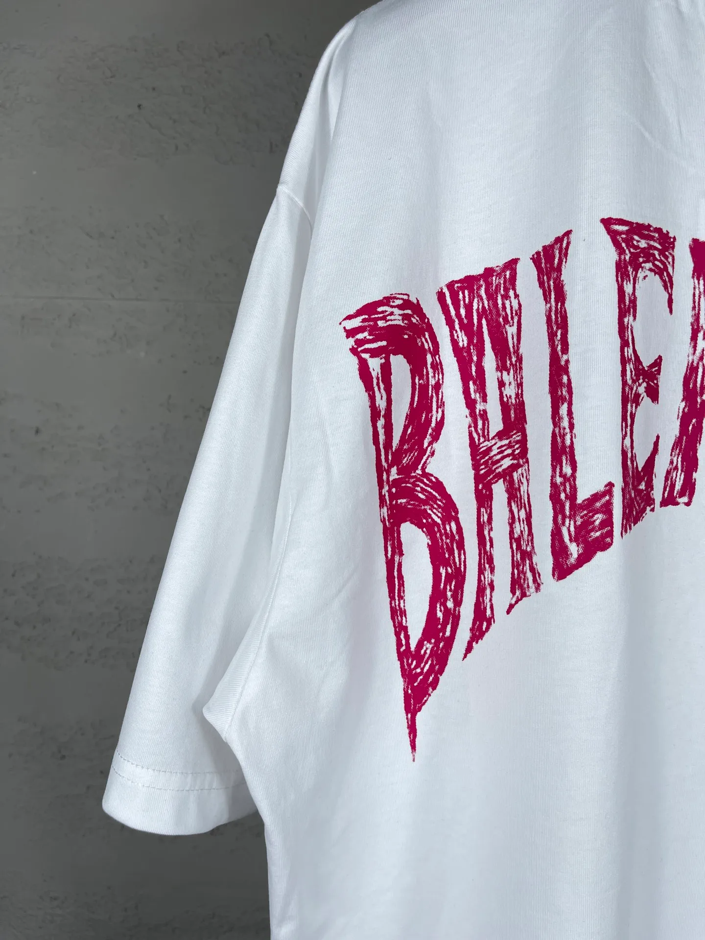 🅿️170 real photos [Top version. Official website quality] BALENCI*GA/Paris. 24SS new sweatshirt, short-sleeved T-shirt with big letters LOGO graffiti on the back. Genuine product is developed at the first time, and the brick cabinet is synchronized. The fabric is made of Paris ZP custom-woven and dyed cotton sweatshirt. The weight is 260 grams, the cloth surface is clean, the cloth pattern is clear, soft and comfortable. The threads are dyed with no color difference. The classic pattern printing uses imported machine direct printing. The effect is three-dimensional and restores the brick cabinet. Different market currencies, welcome to compare. The version adopts OS loose shoulder design. Same style for men and women. Code: BL23301 Color: gray blue. White. Size: XS to L
