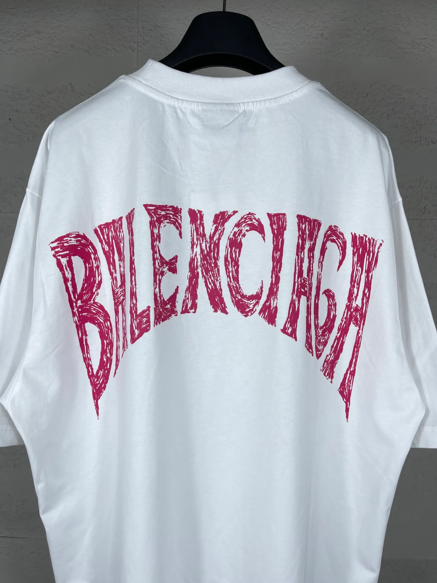 🅿️170 real photos [Top version. Official website quality] BALENCI*GA/Paris. 24SS new sweatshirt, short-sleeved T-shirt with big letters LOGO graffiti on the back. Genuine product is developed at the first time, and the brick cabinet is synchronized. The fabric is made of Paris ZP custom-woven and dyed cotton sweatshirt. The weight is 260 grams, the cloth surface is clean, the cloth pattern is clear, soft and comfortable. The threads are dyed with no color difference. The classic pattern printing uses imported machine direct printing. The effect is three-dimensional and restores the brick cabinet. Different market currencies, welcome to compare. The version adopts OS loose shoulder design. Same style for men and women. Code: BL23301 Color: gray blue. White. Size: XS to L